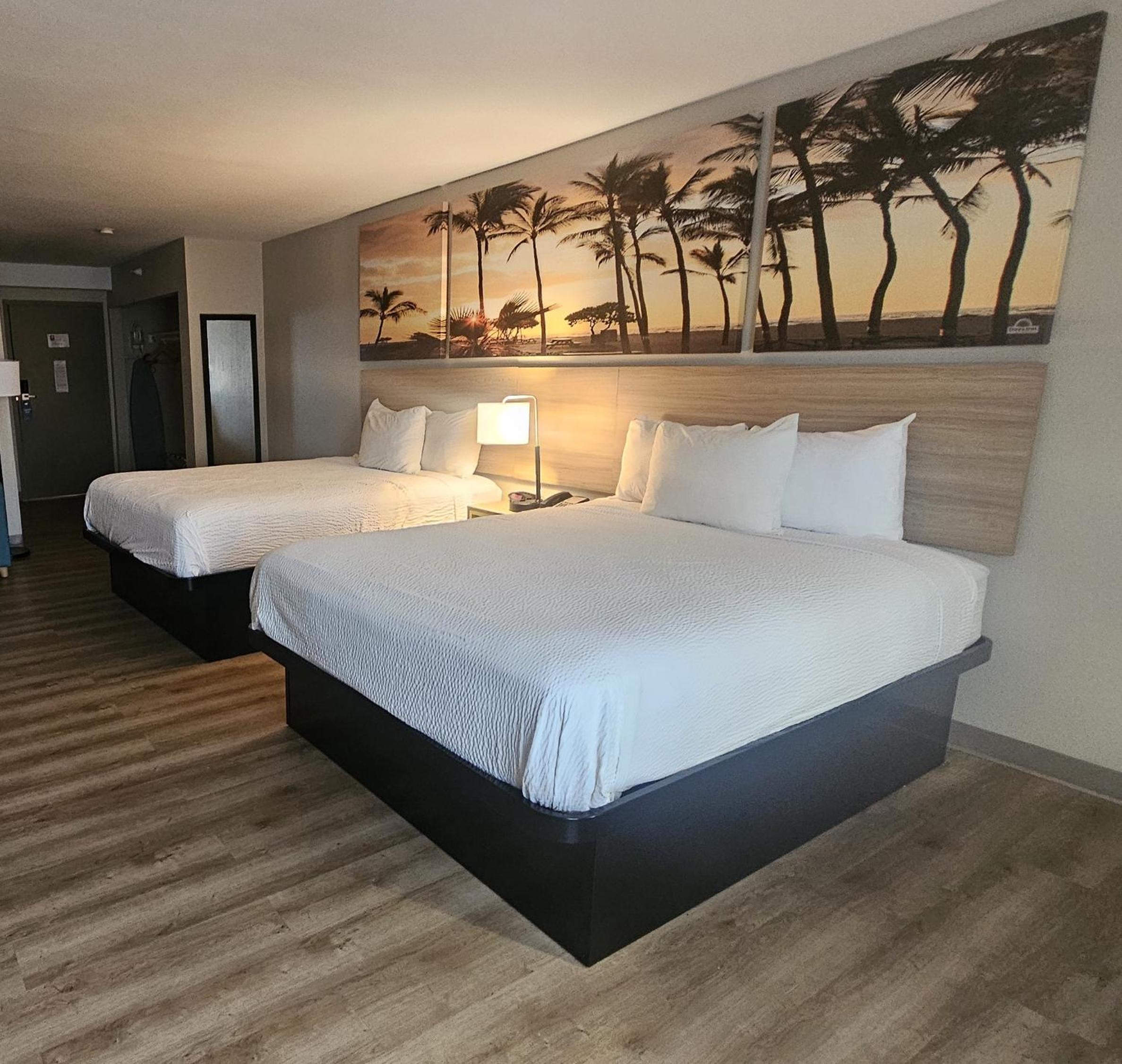 Queen Room with Two Queen Beds - Non-Smoking - Photo 2