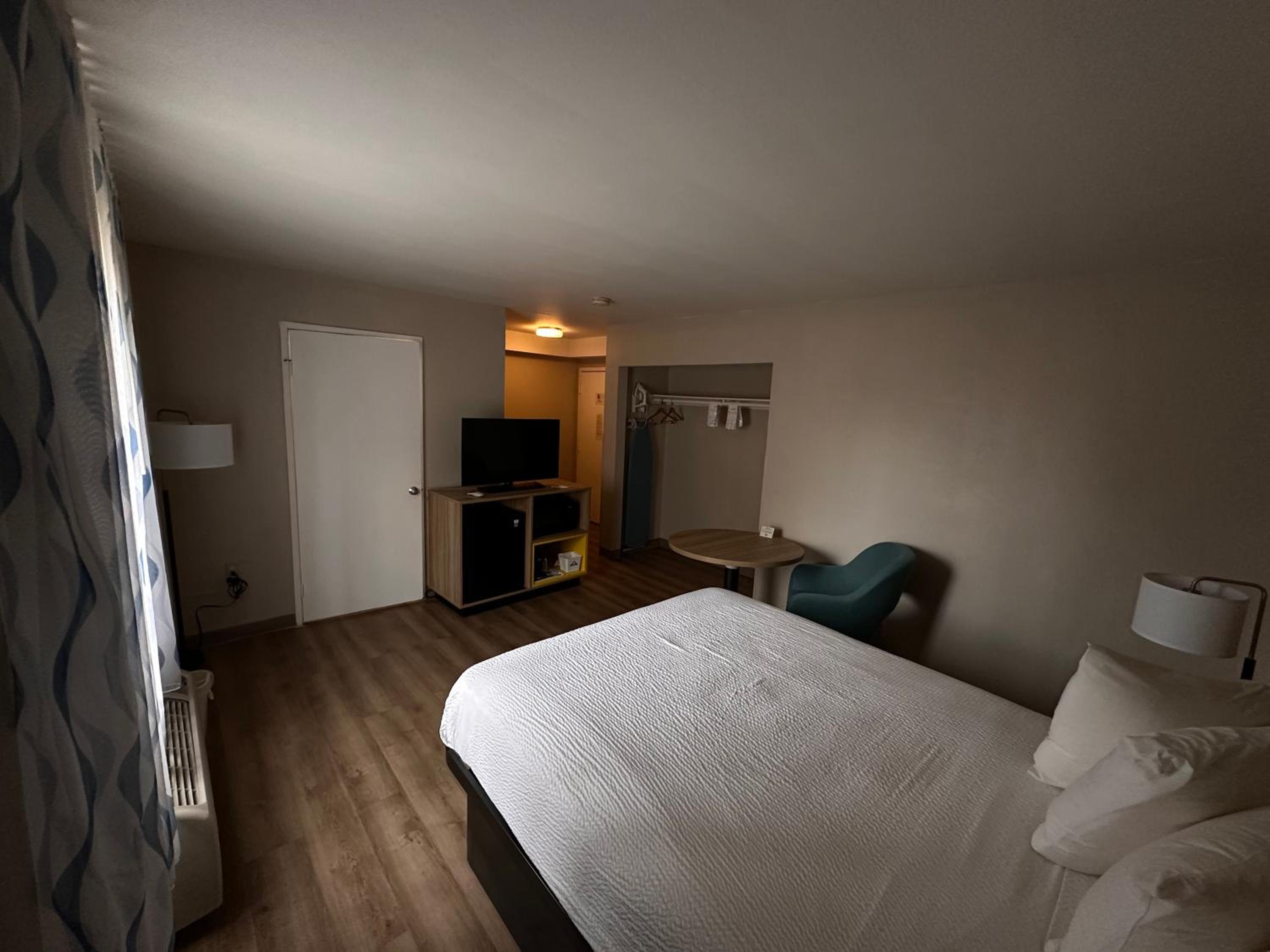 Queen Room - Non-Smoking - Photo 2