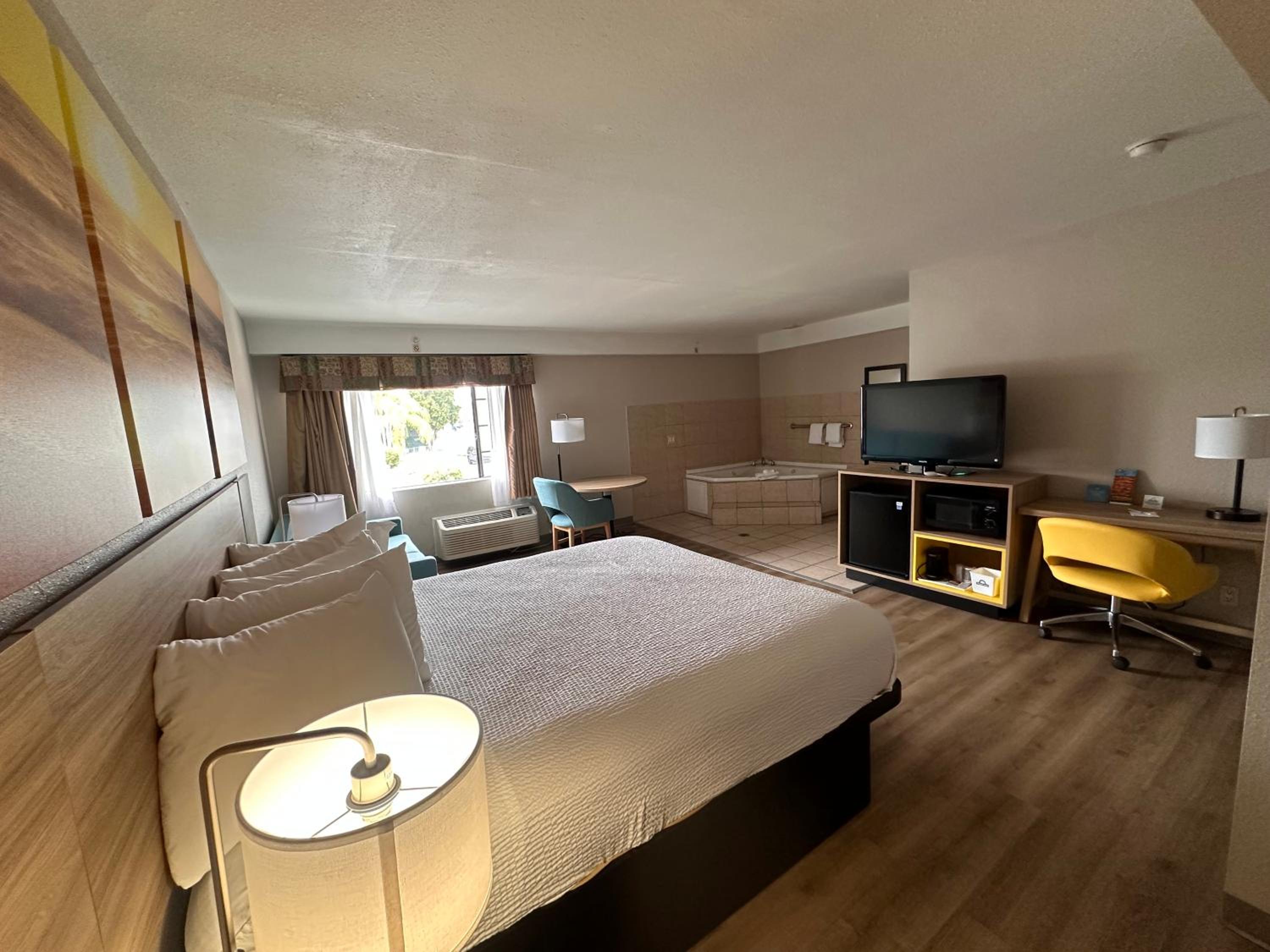 Suite with Hot Tub - Photo 5