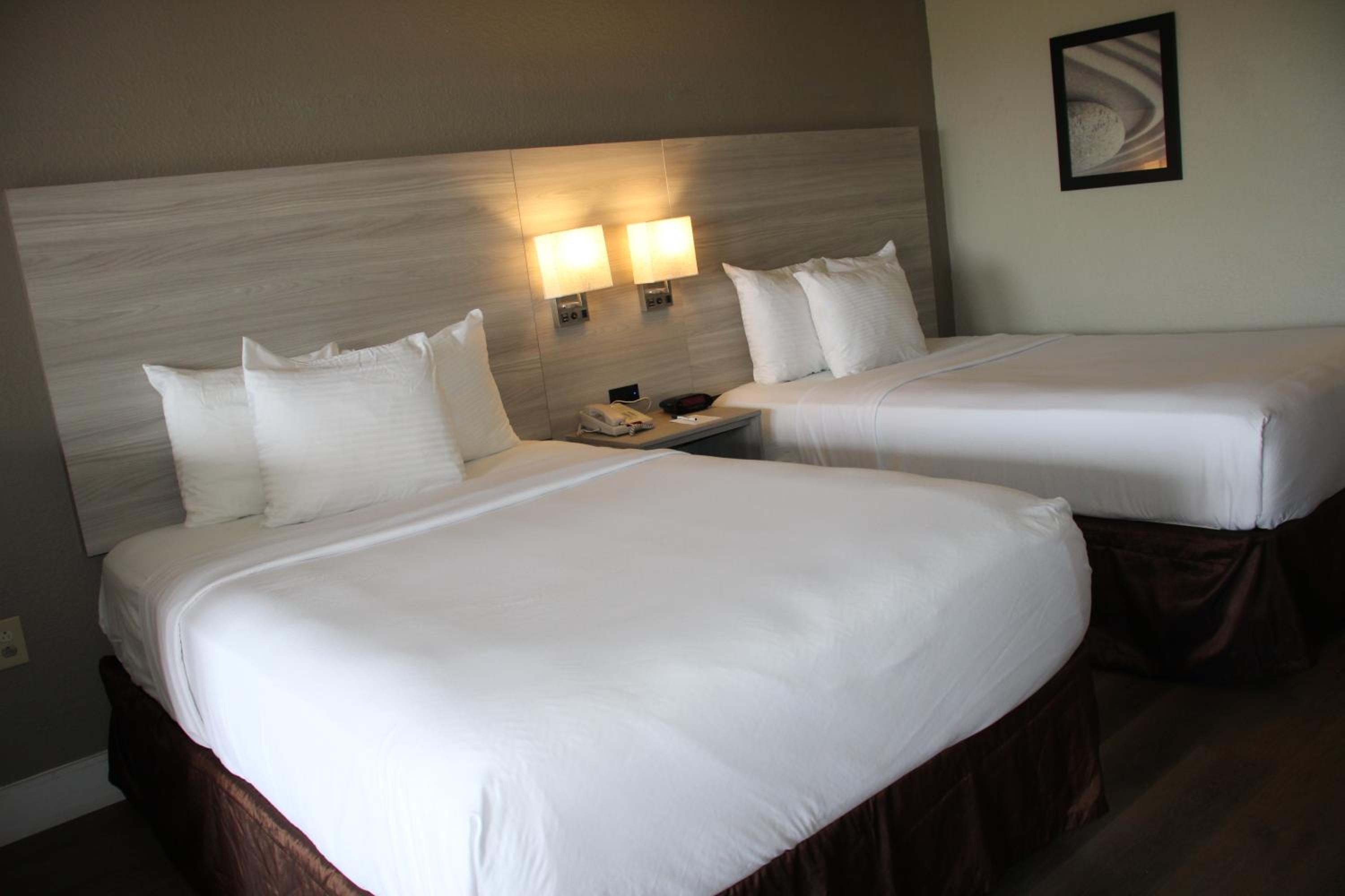 Double Room with Two Double Beds and City View - Non-Smoking - Photo 7