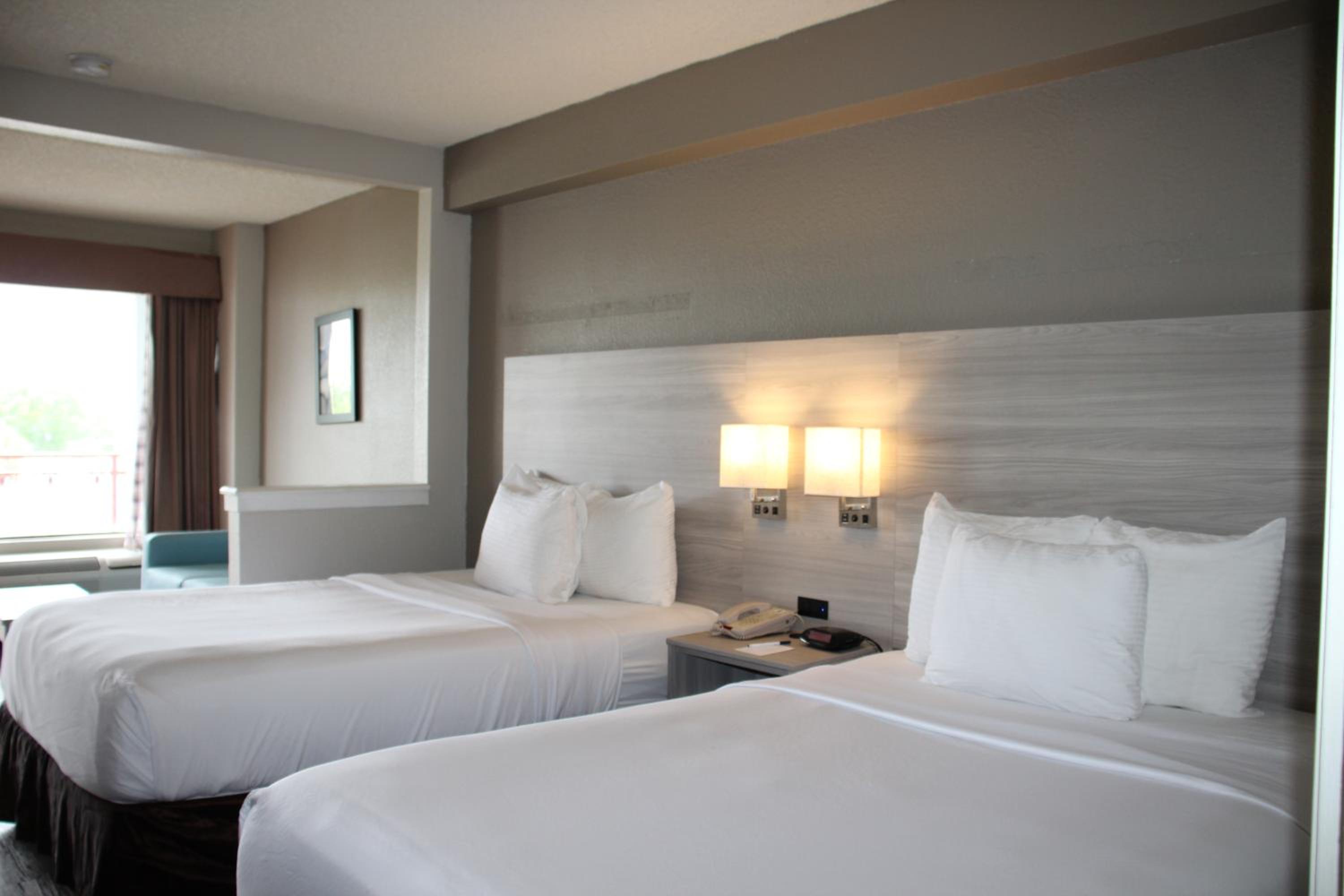 Double Room with Two Double Beds and Balcony - Non-Smoking - Photo 3
