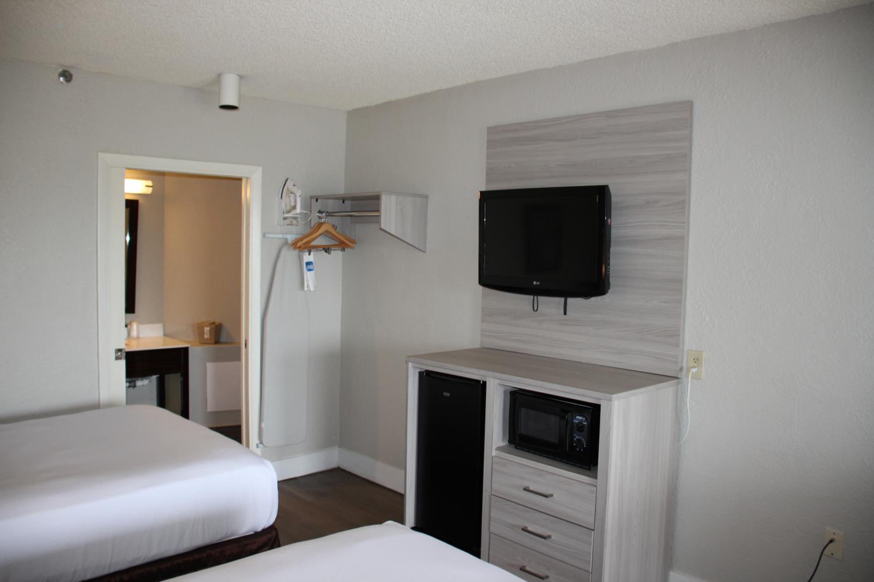 Double Room with Two Double Beds and City View - Non-Smoking - Photo 2