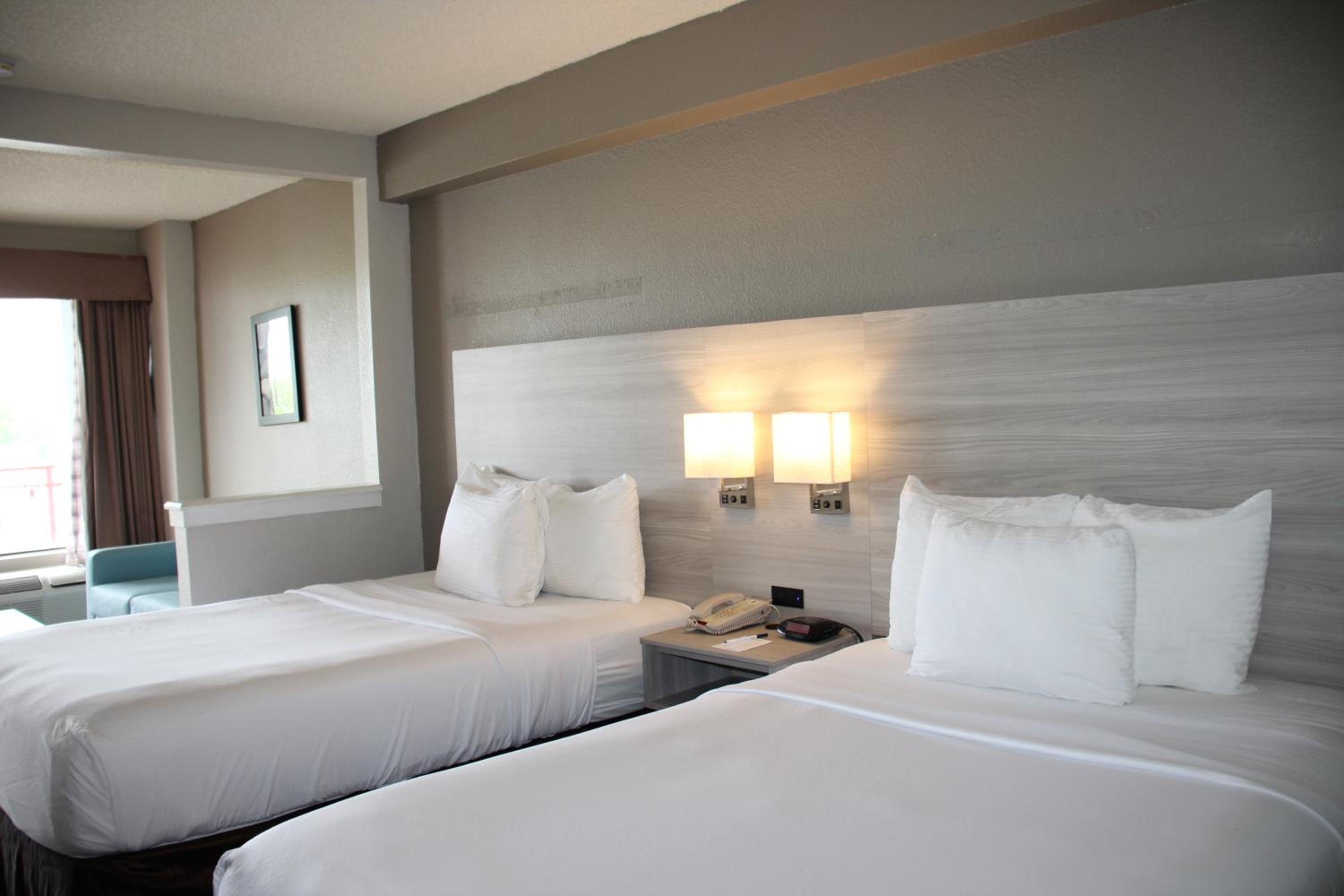 Double Room with Two Double Beds and City View - Non-Smoking - Photo 1