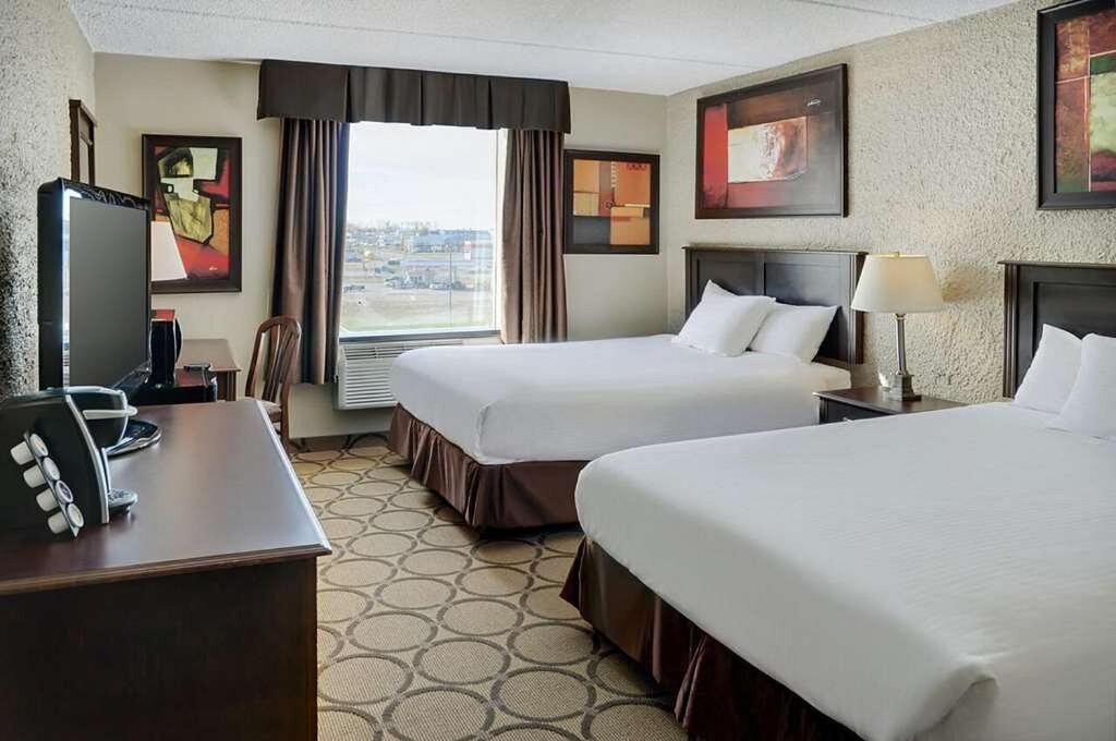 Queen Room with Two Queen Beds - Non-Smoking - Photo 8
