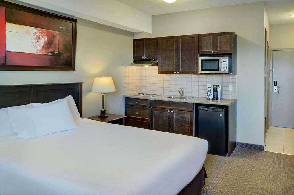 Premium Queen Room with Two Queen Beds and Kichenette - Outside Entrance/Non-Smoking - Photo 2