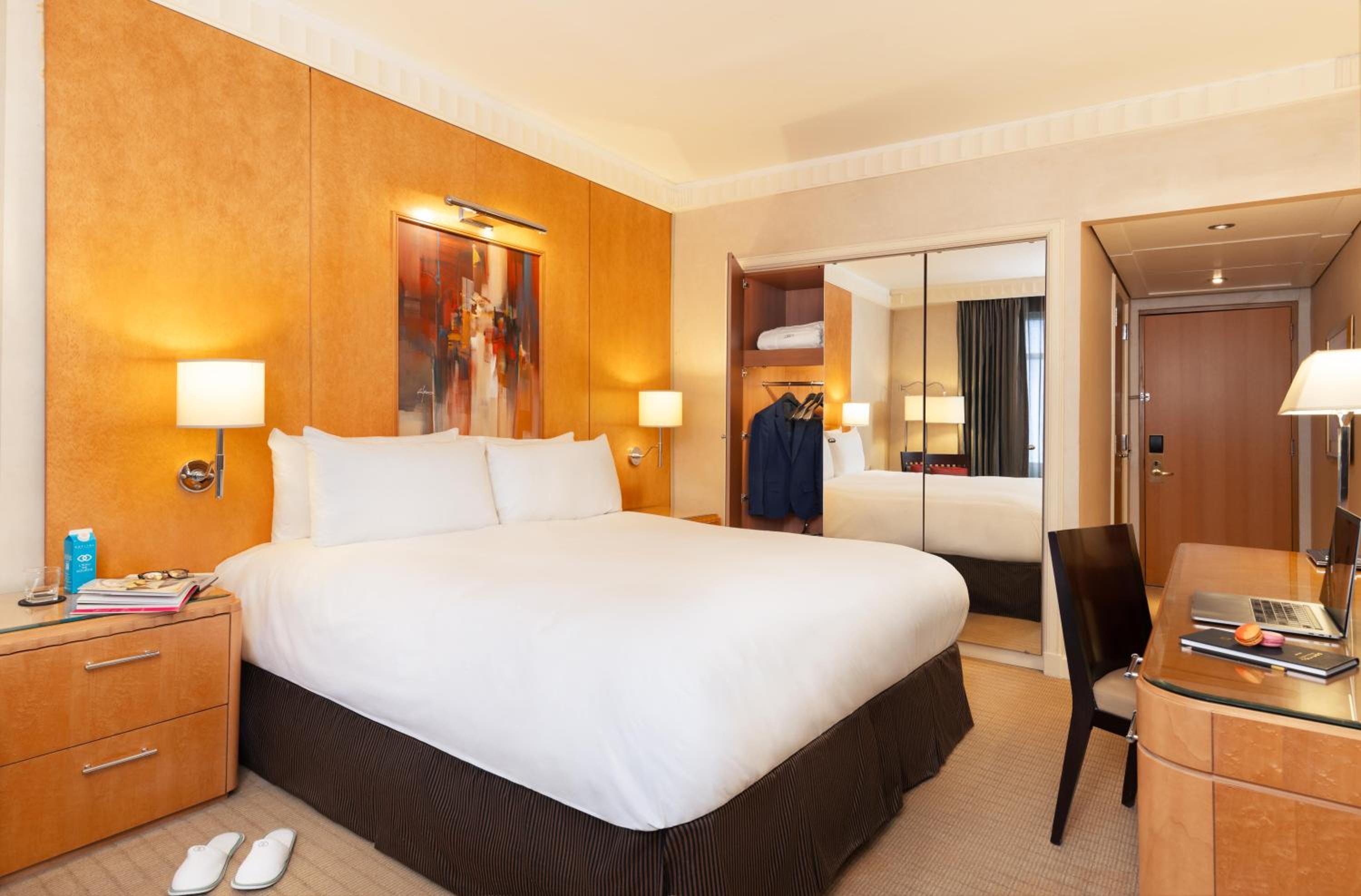 Queen Room With Skyscraper View - Top Floors