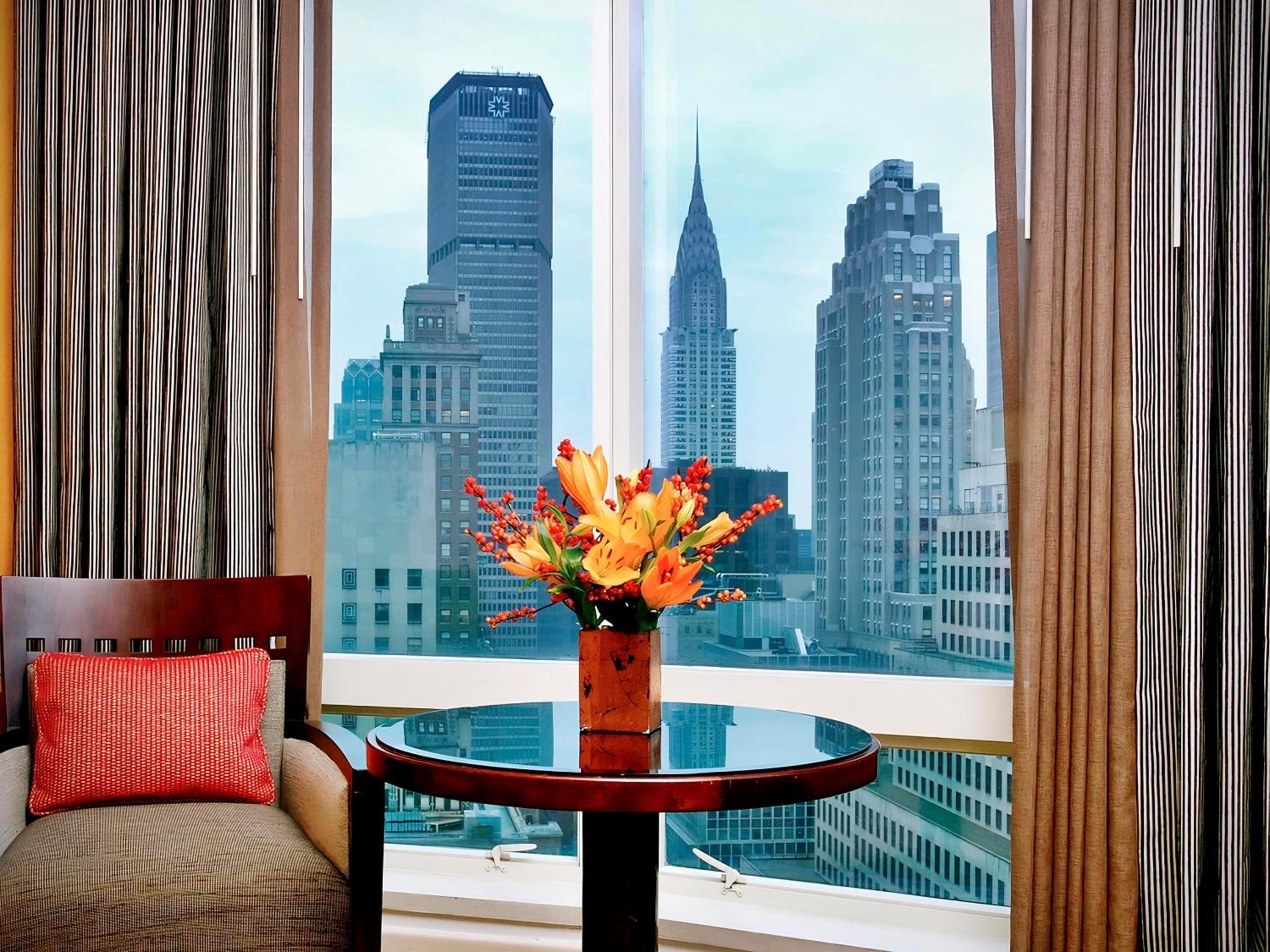 Queen Room With Skyscraper View - Top Floors thumbnail 5