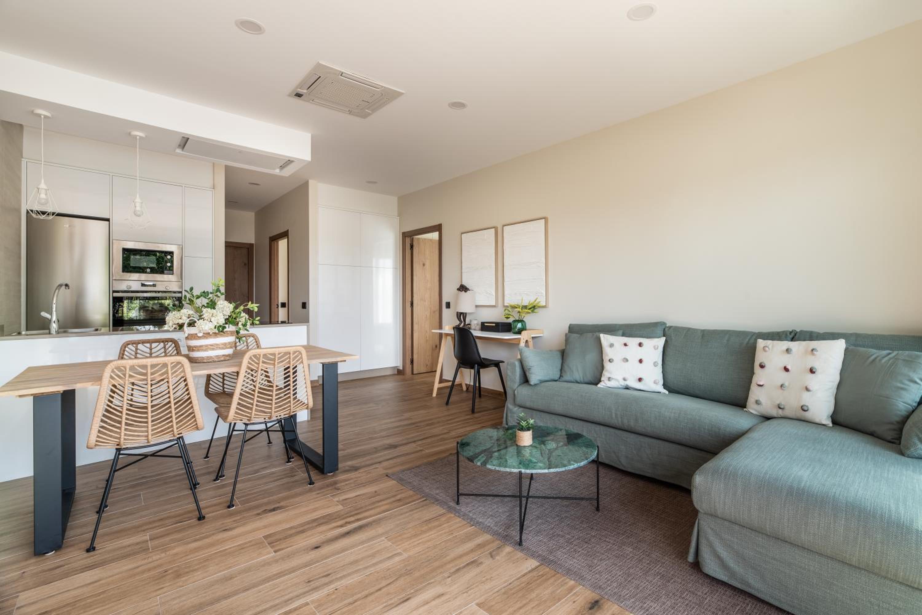 Apartamento de tres habitaciones con terraza.