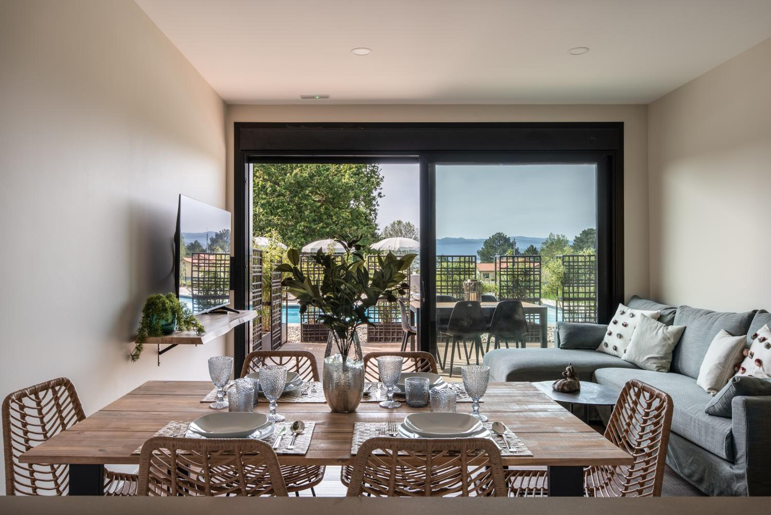 Apartamento de tres habitaciones con terraza.