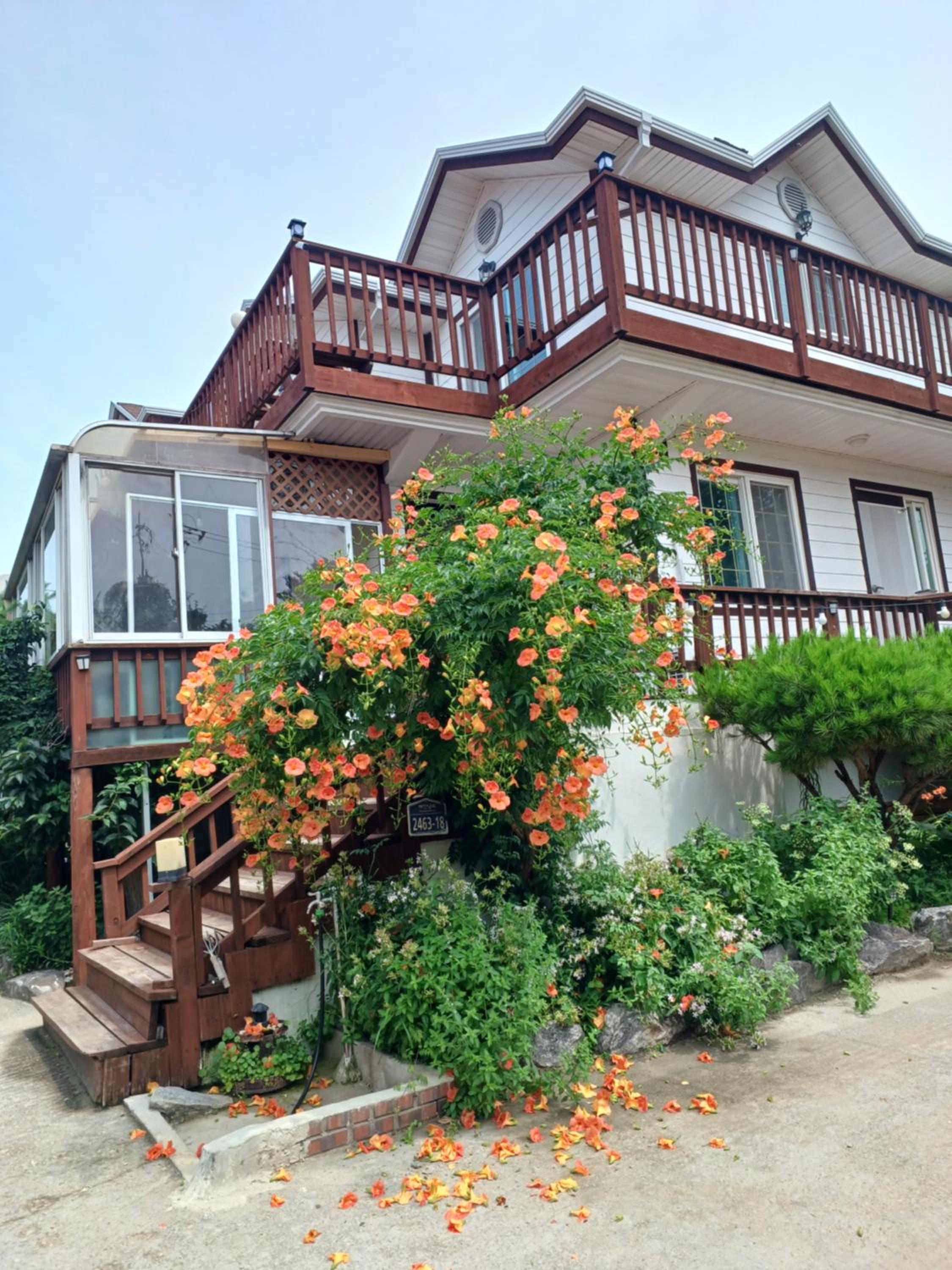 Three-Bedroom House photo 3