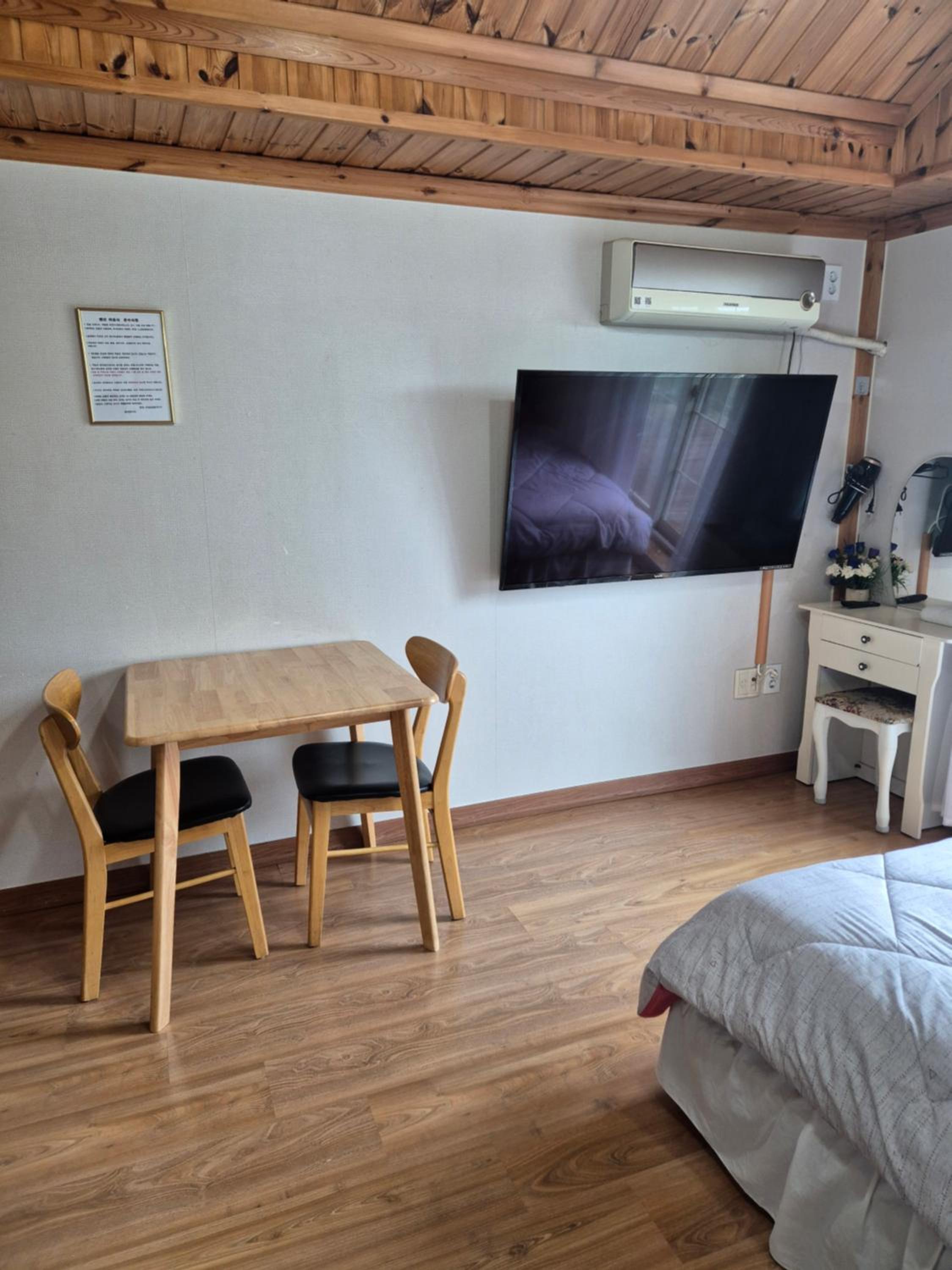One-Bedroom House photo 1