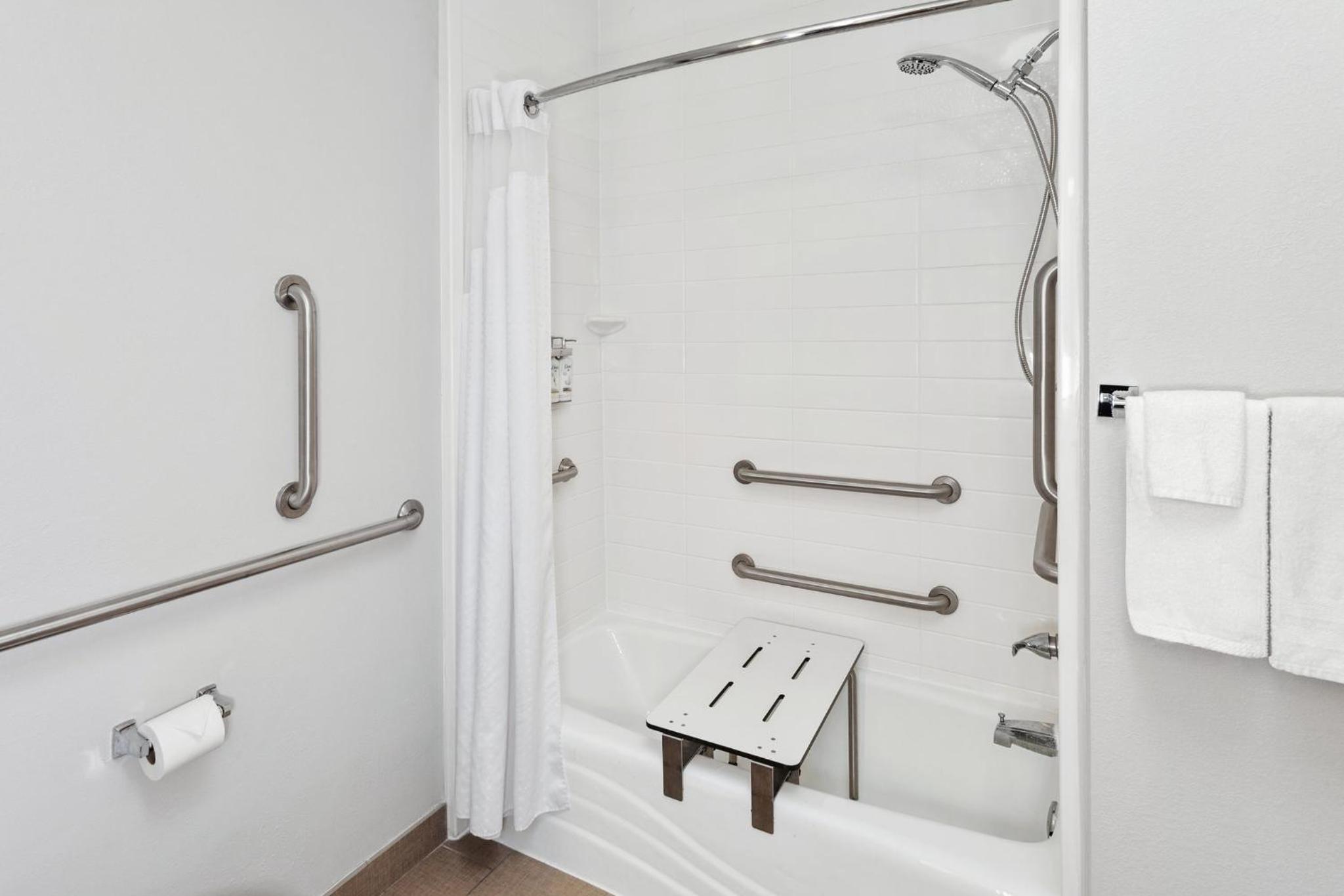 Queen Room with Two Queen Beds - Mobility Access Tub/Non-Smoking, photo 6