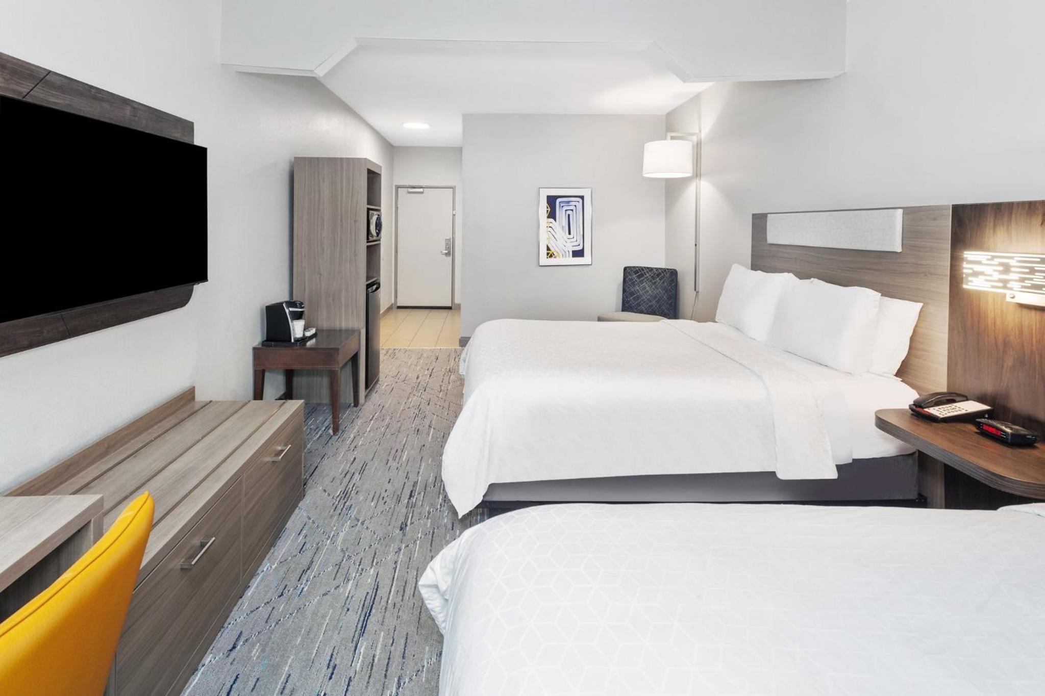 Queen Room with Two Queen Beds - Mobility Access Tub/Non-Smoking photo 2