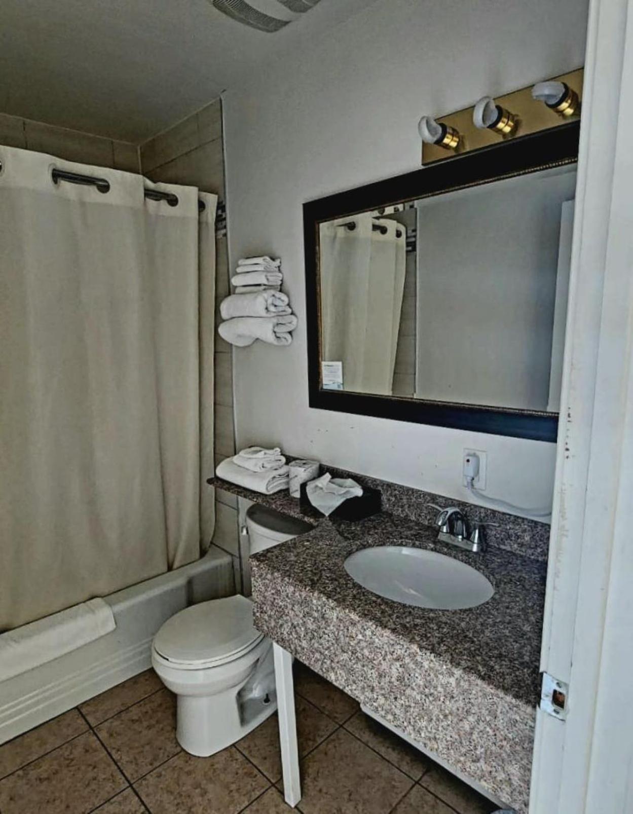 King Room - Non-Smoking - Photo 2
