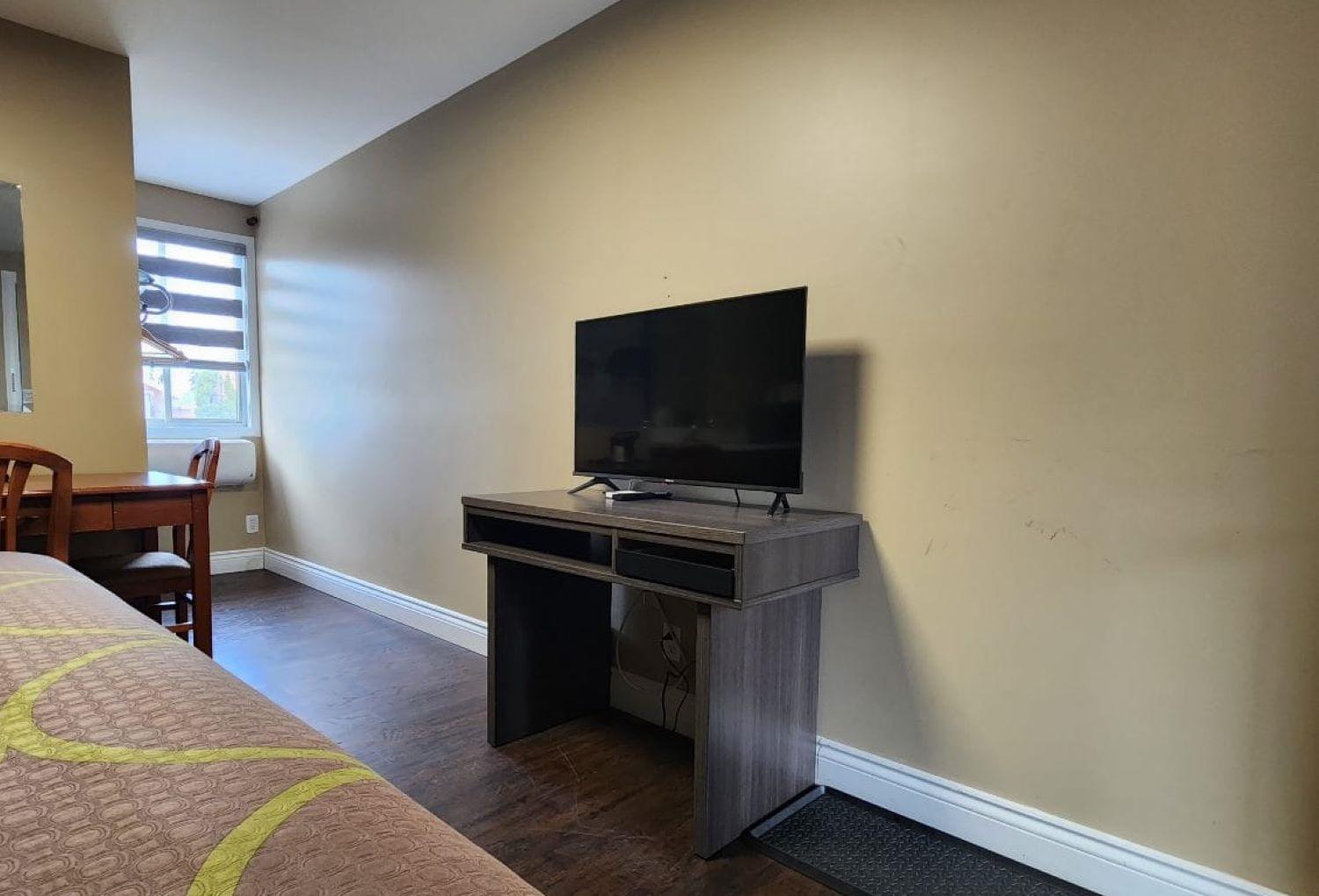 King Room - Non-Smoking - Photo 5