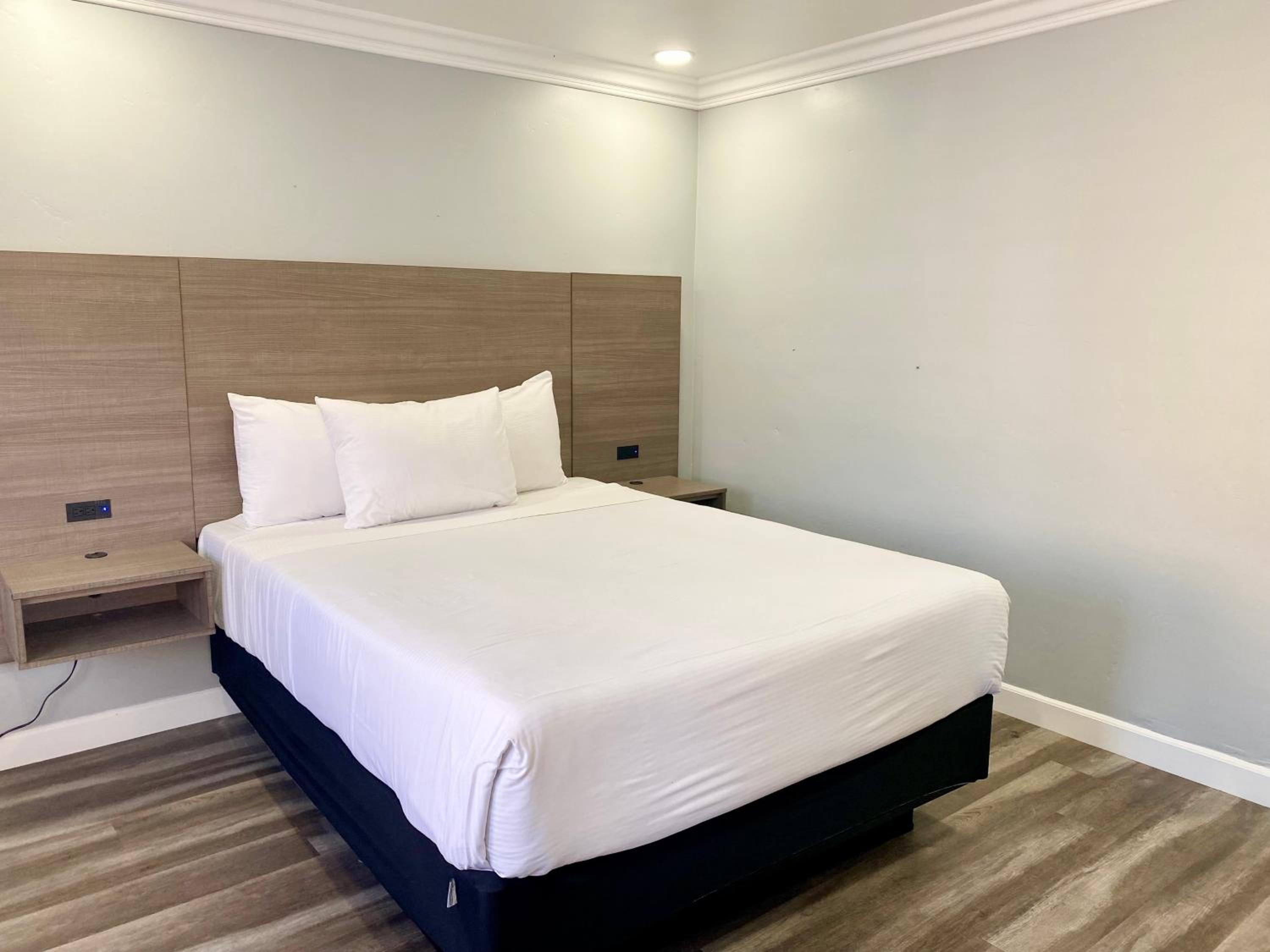 Cottage Queen with Double Bed photo 1