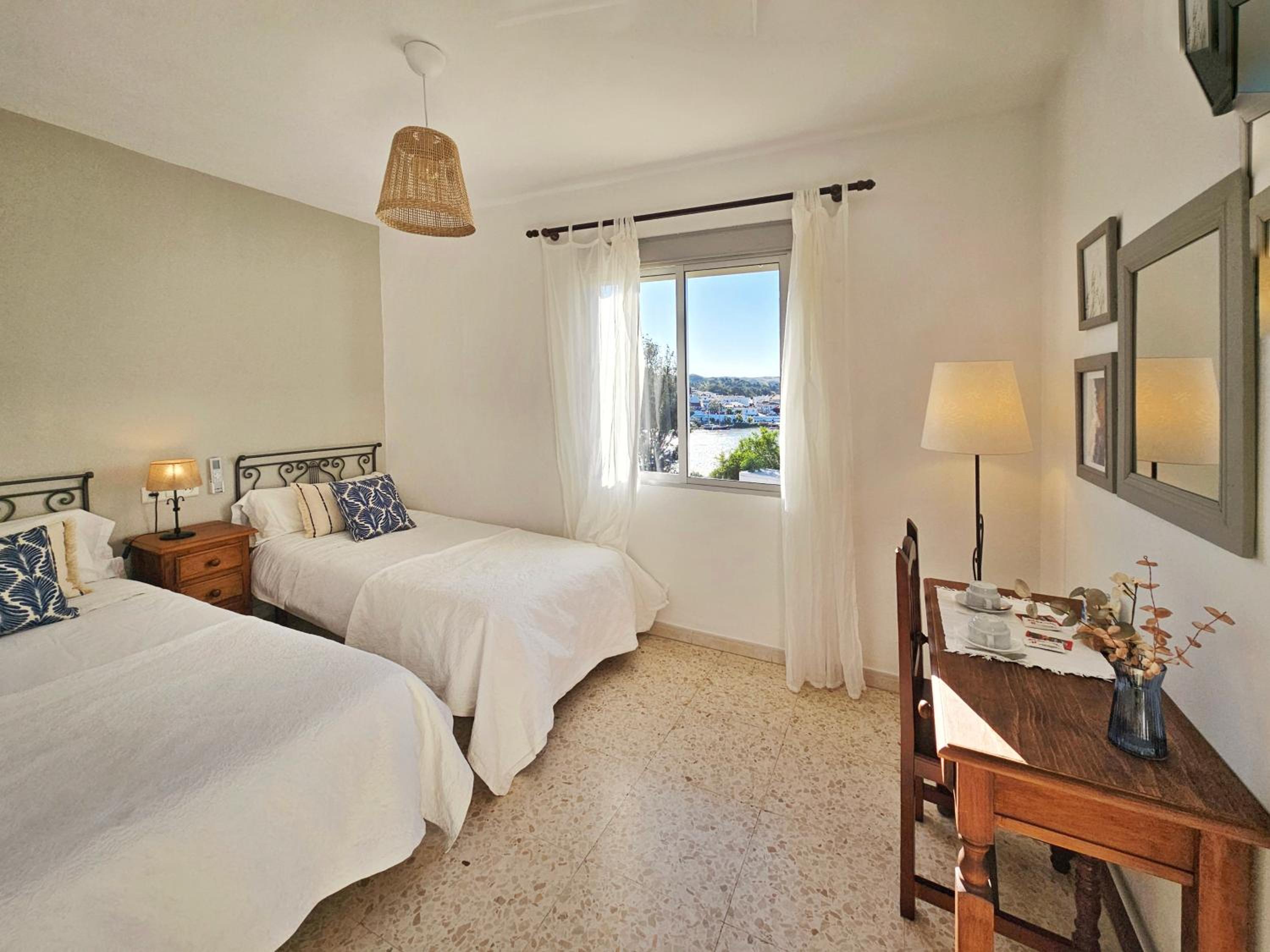 Twin Room - Photo 21