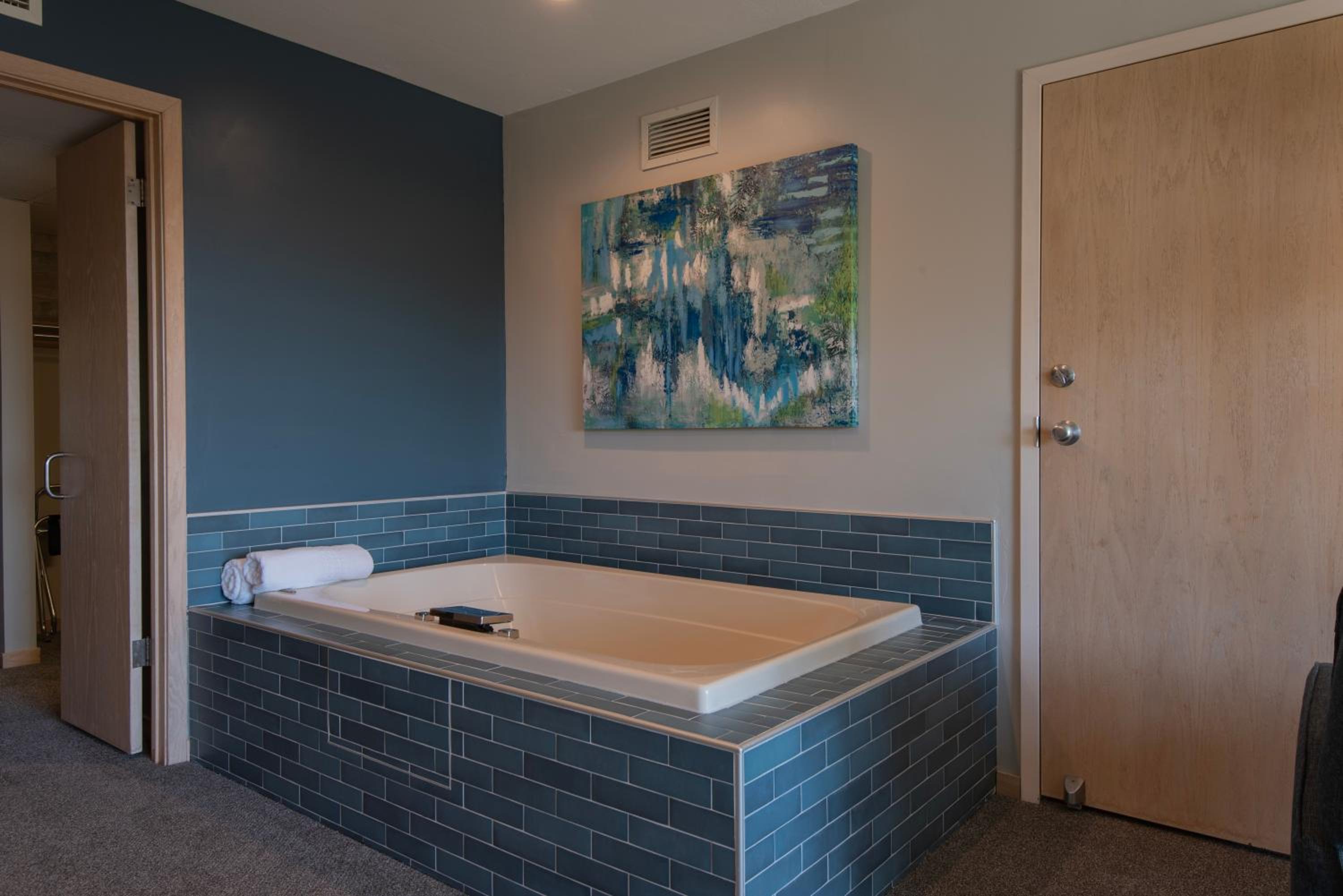 King Suite with Hot Tub photo 3