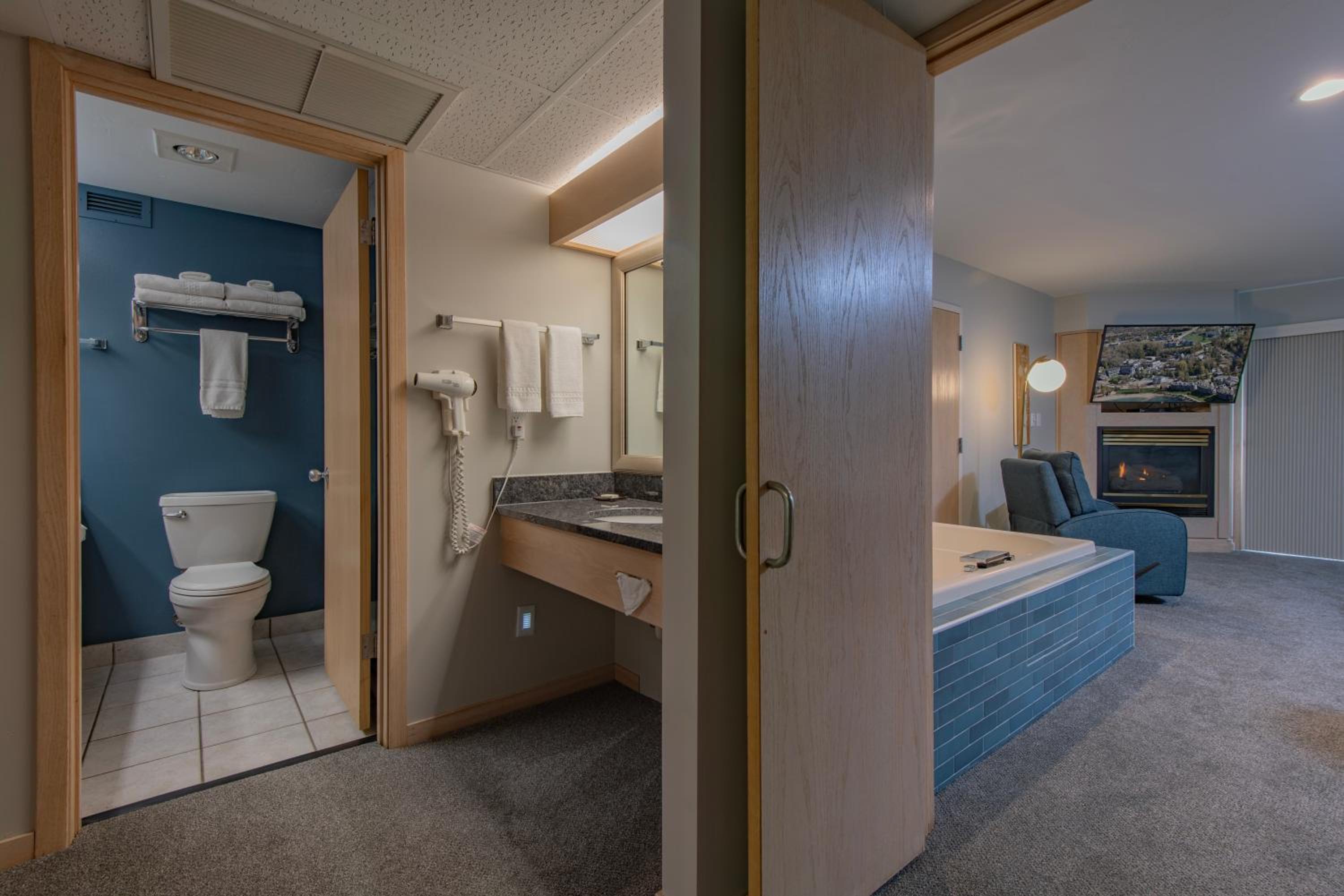King Suite with Hot Tub photo 2