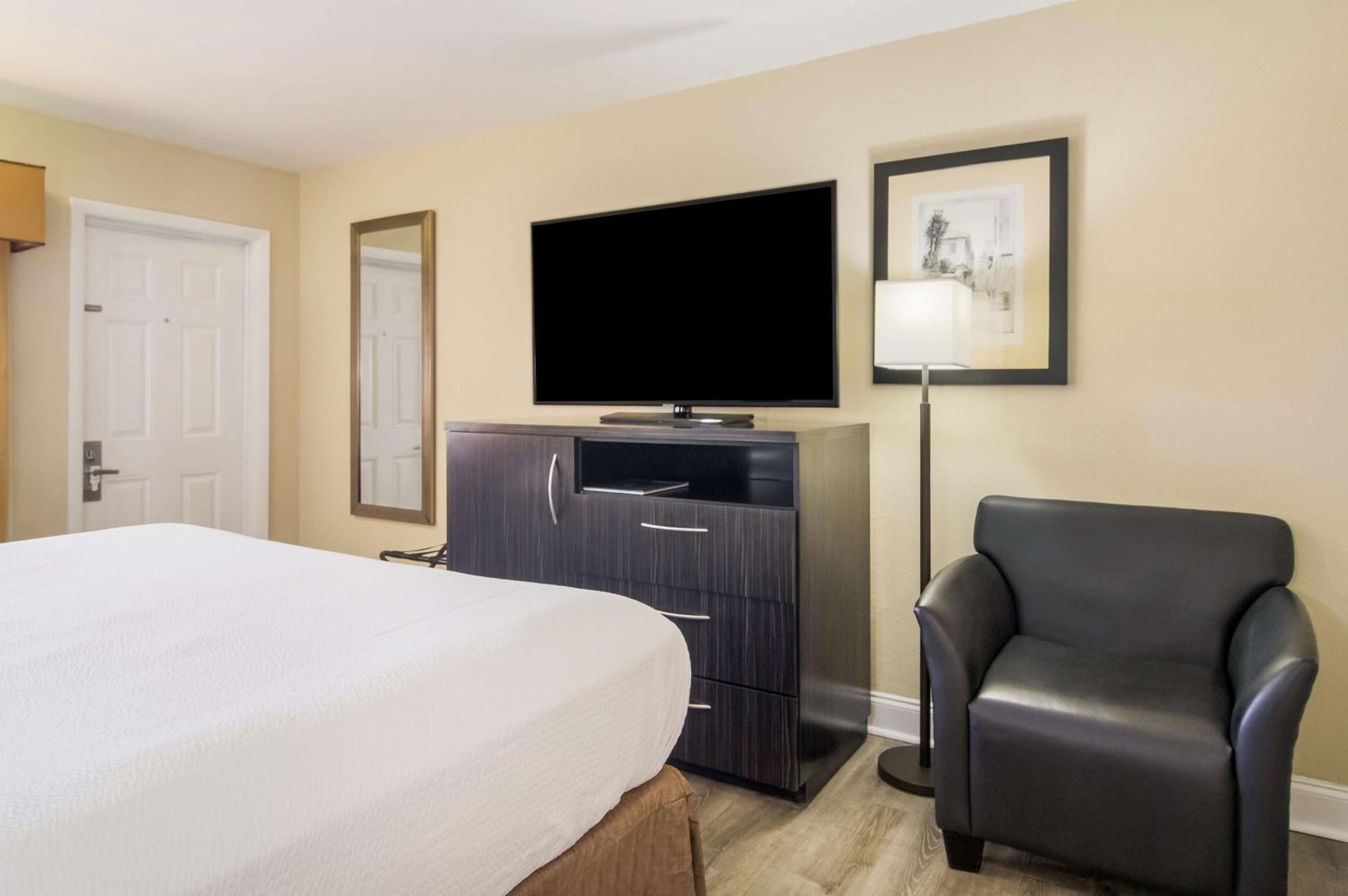 King Room - Non Smoking - Photo 3