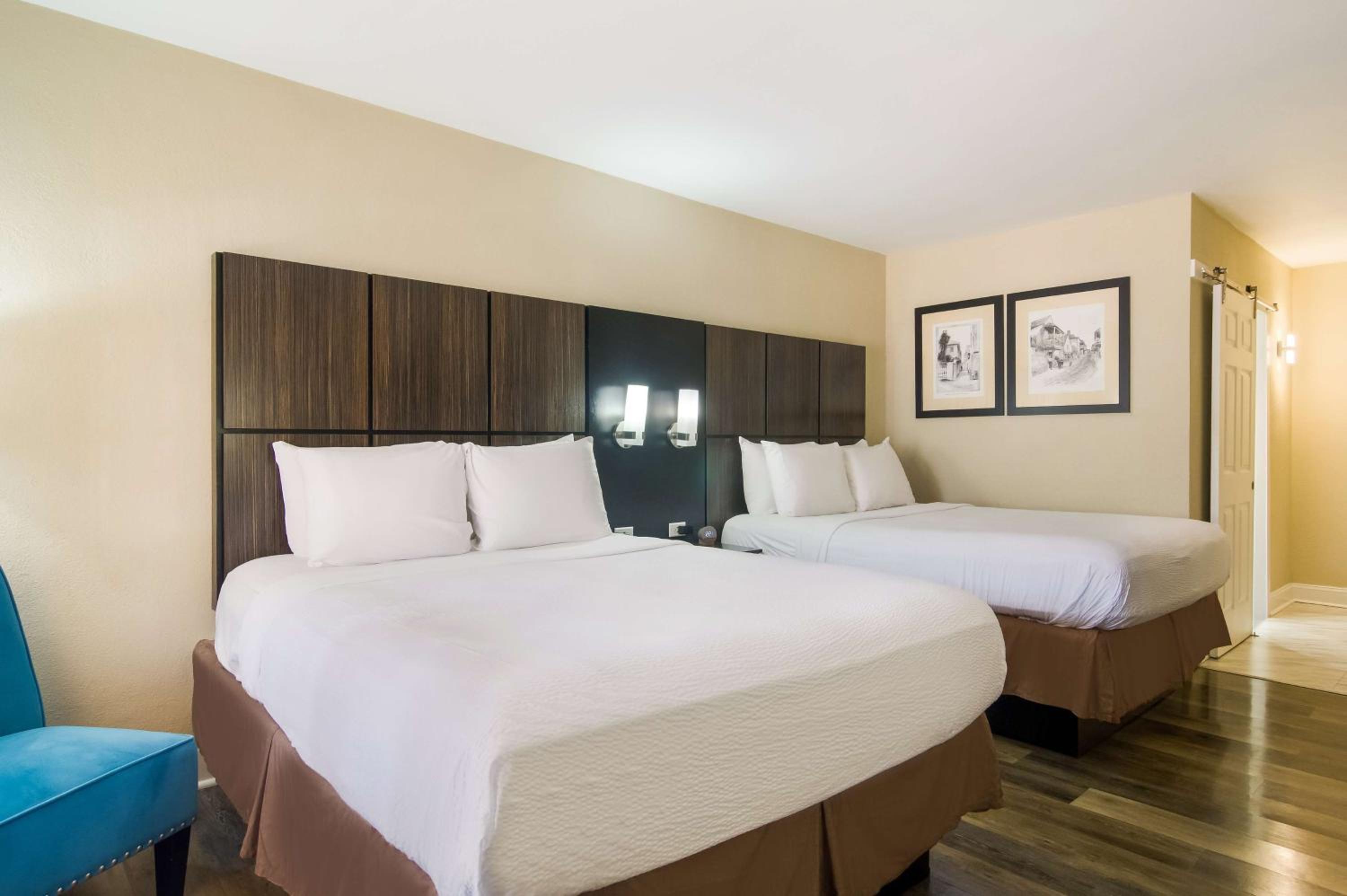 Queen Room with Two Queen Beds - Photo 3