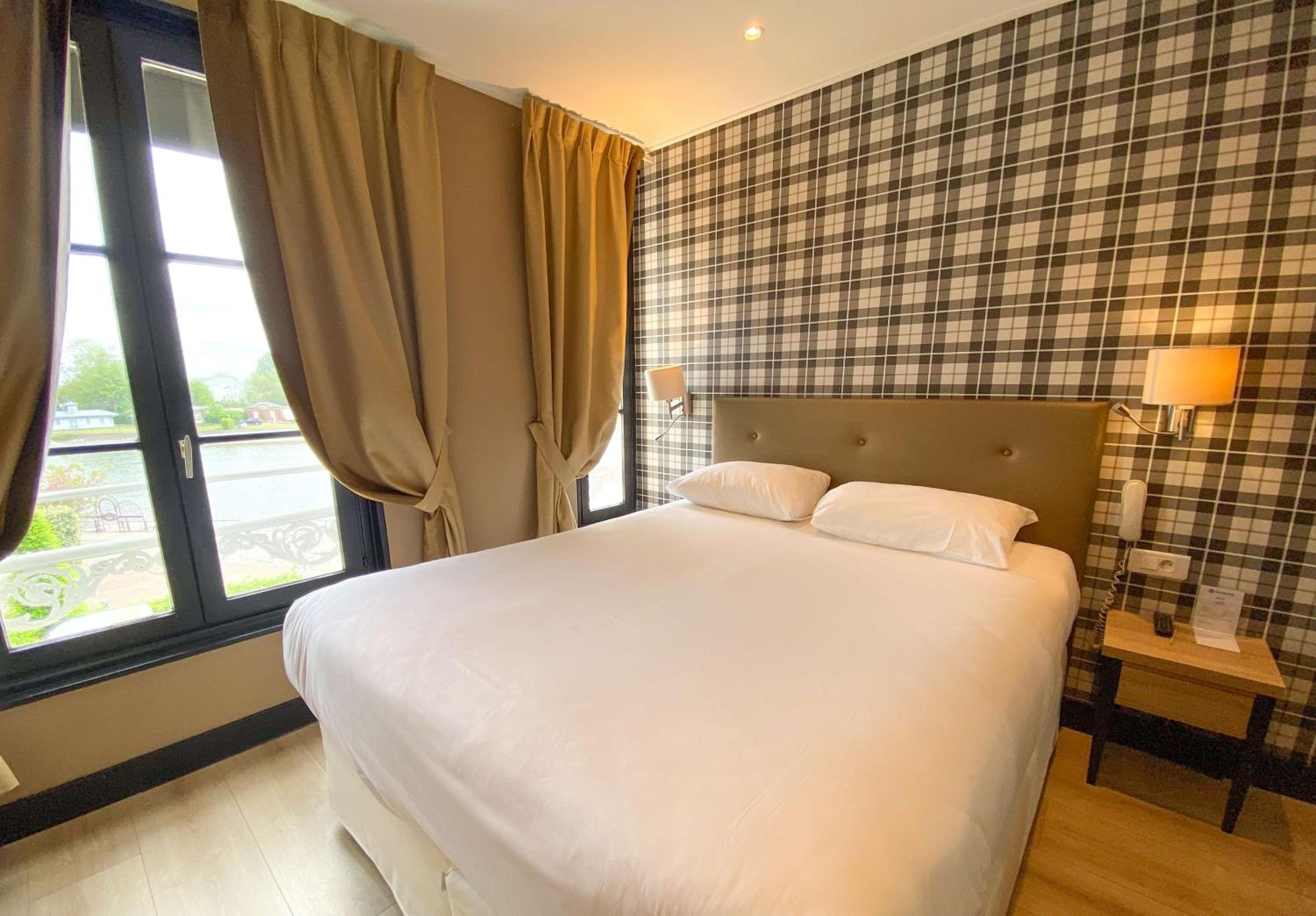Deluxe Queen Room - Harbor View/Non-Smoking