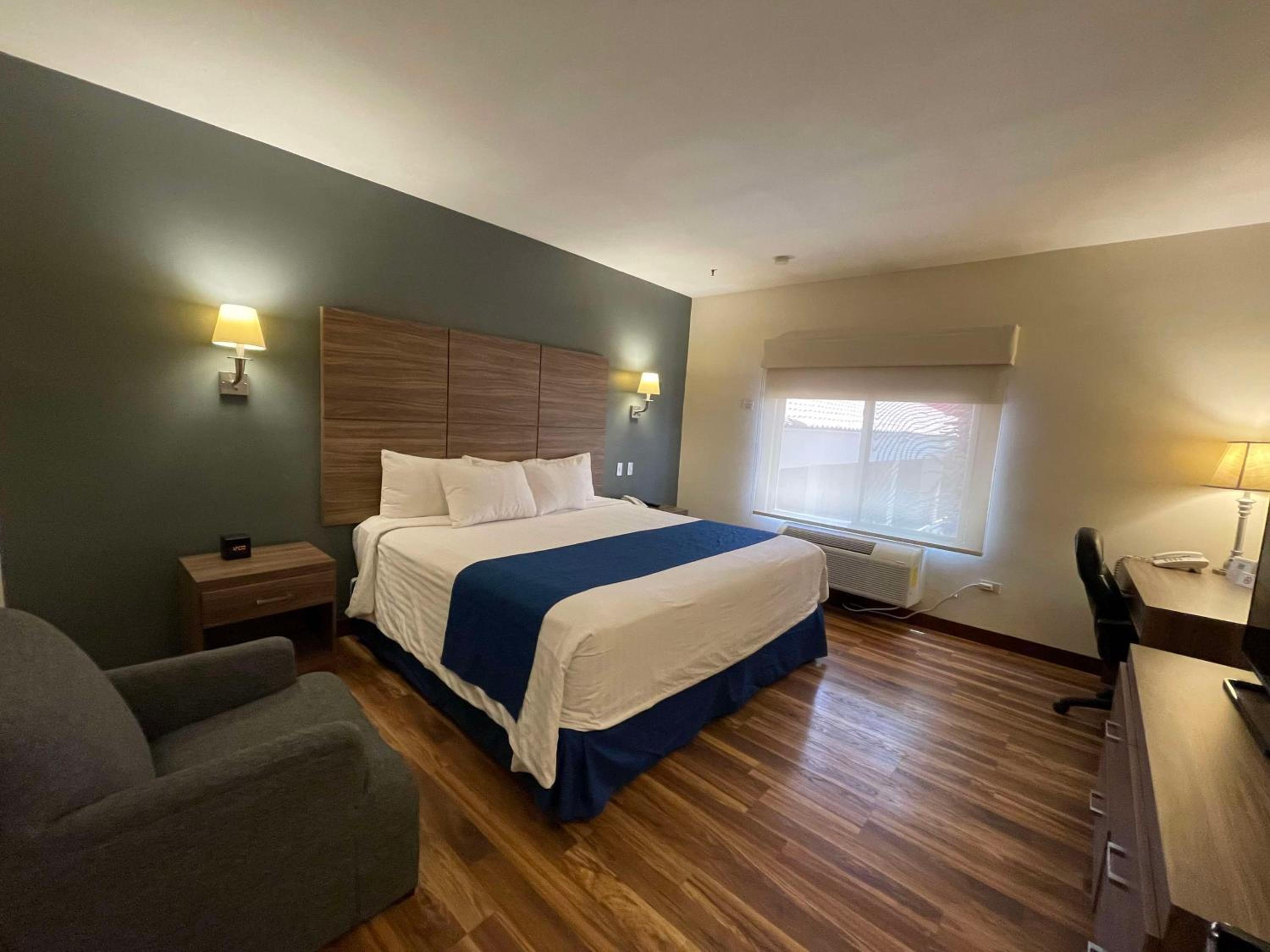 Executive King Room - Non-Smoking - Photo 1
