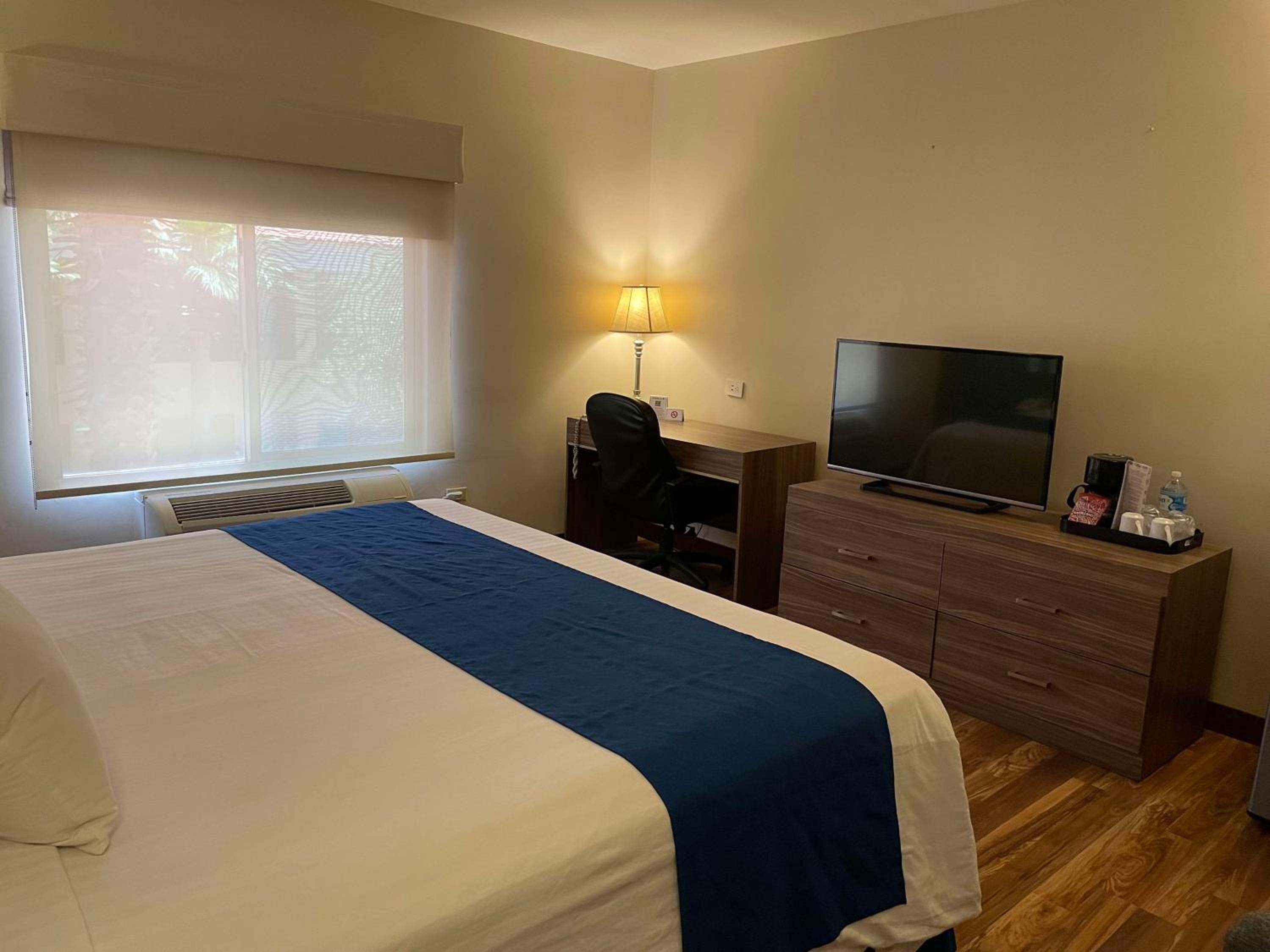 Executive King Room - Non-Smoking - Photo 9