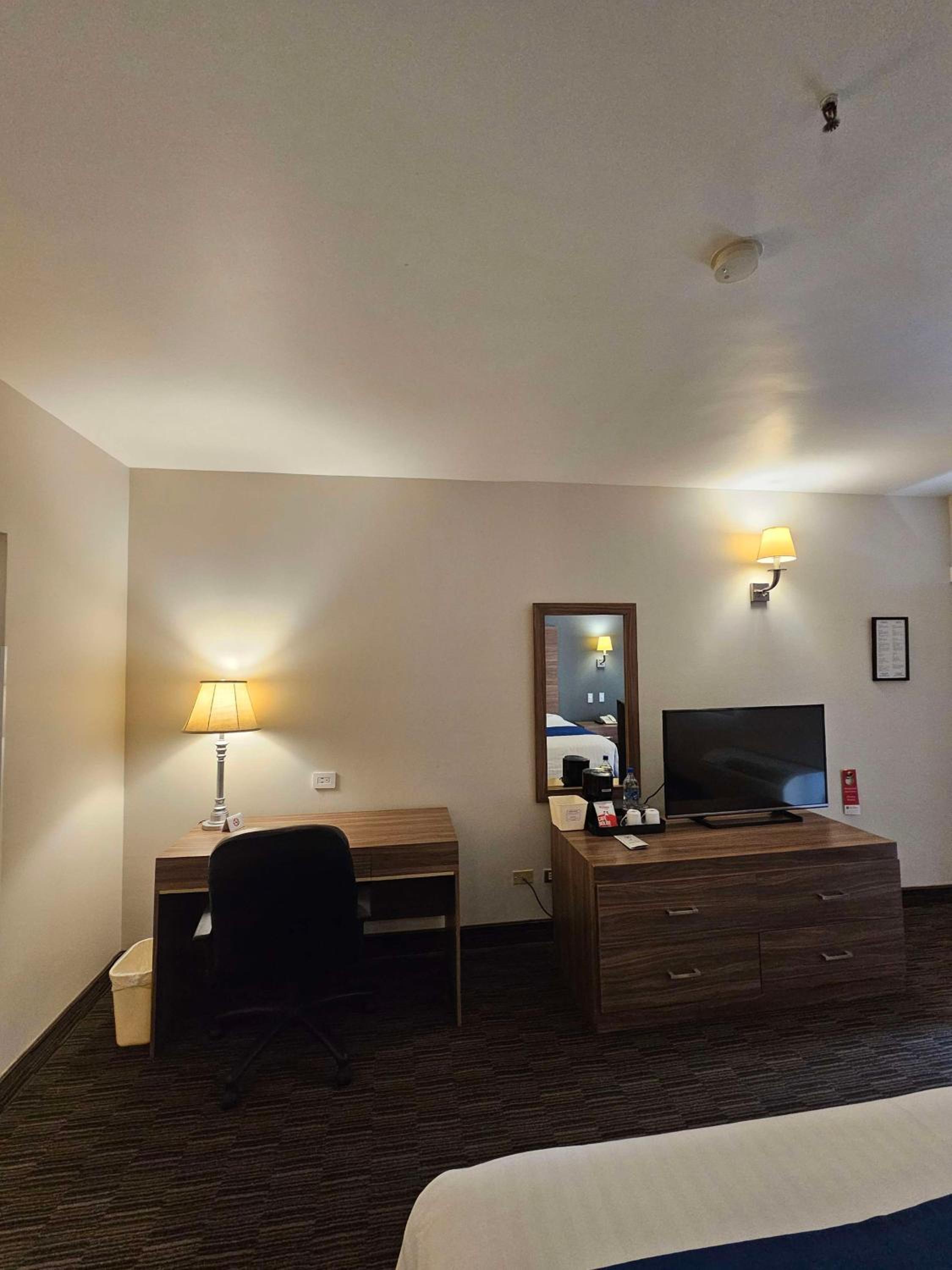 King Room - Non-Smoking - Photo 1