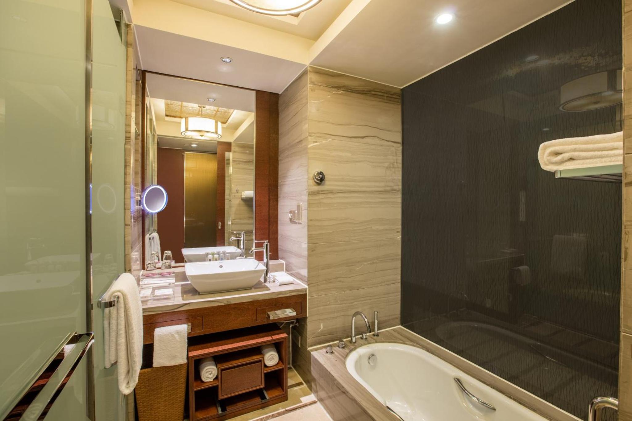 Standard King Room - Photo 5