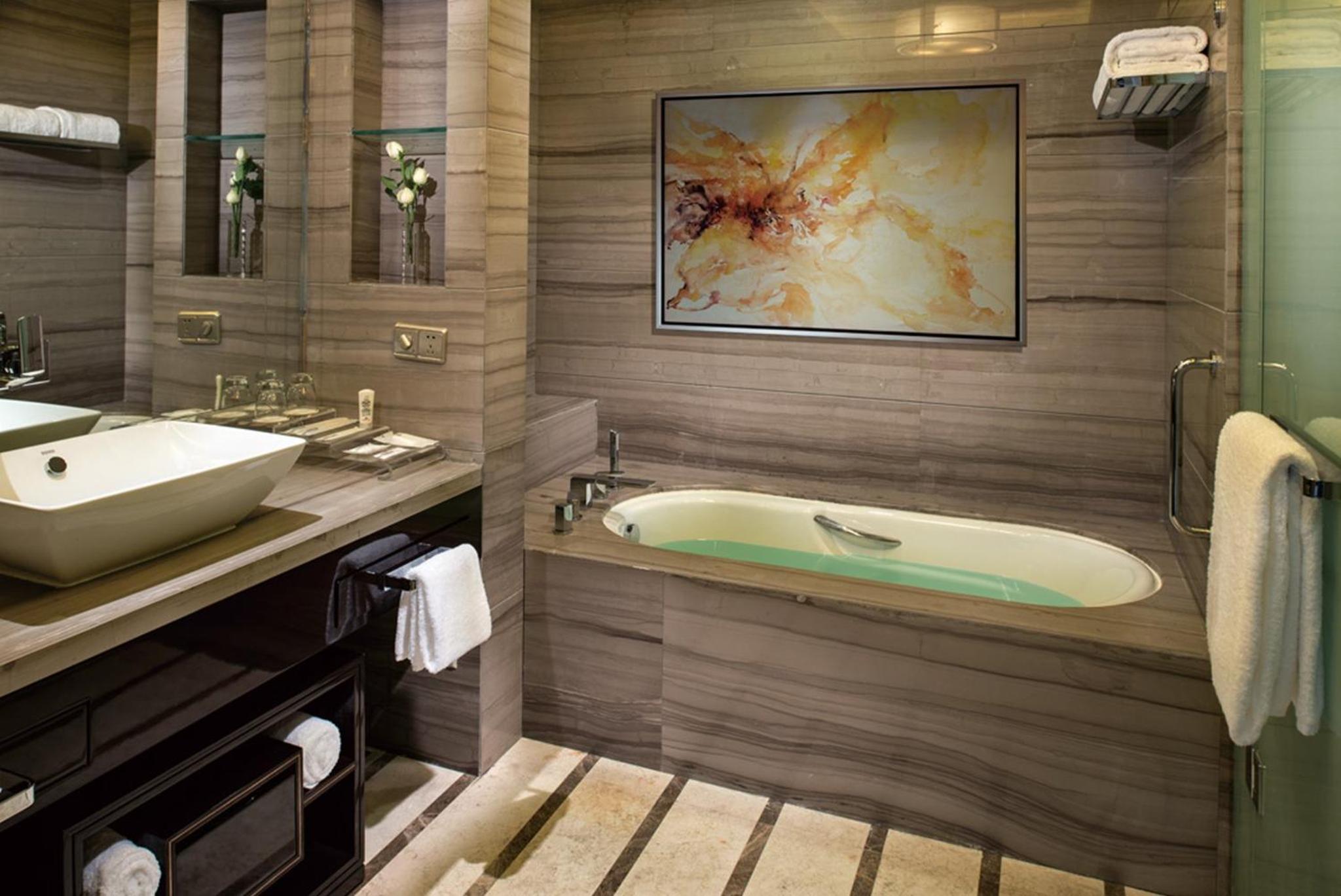 Standard King Room - High Floor/Smoking - Photo 6