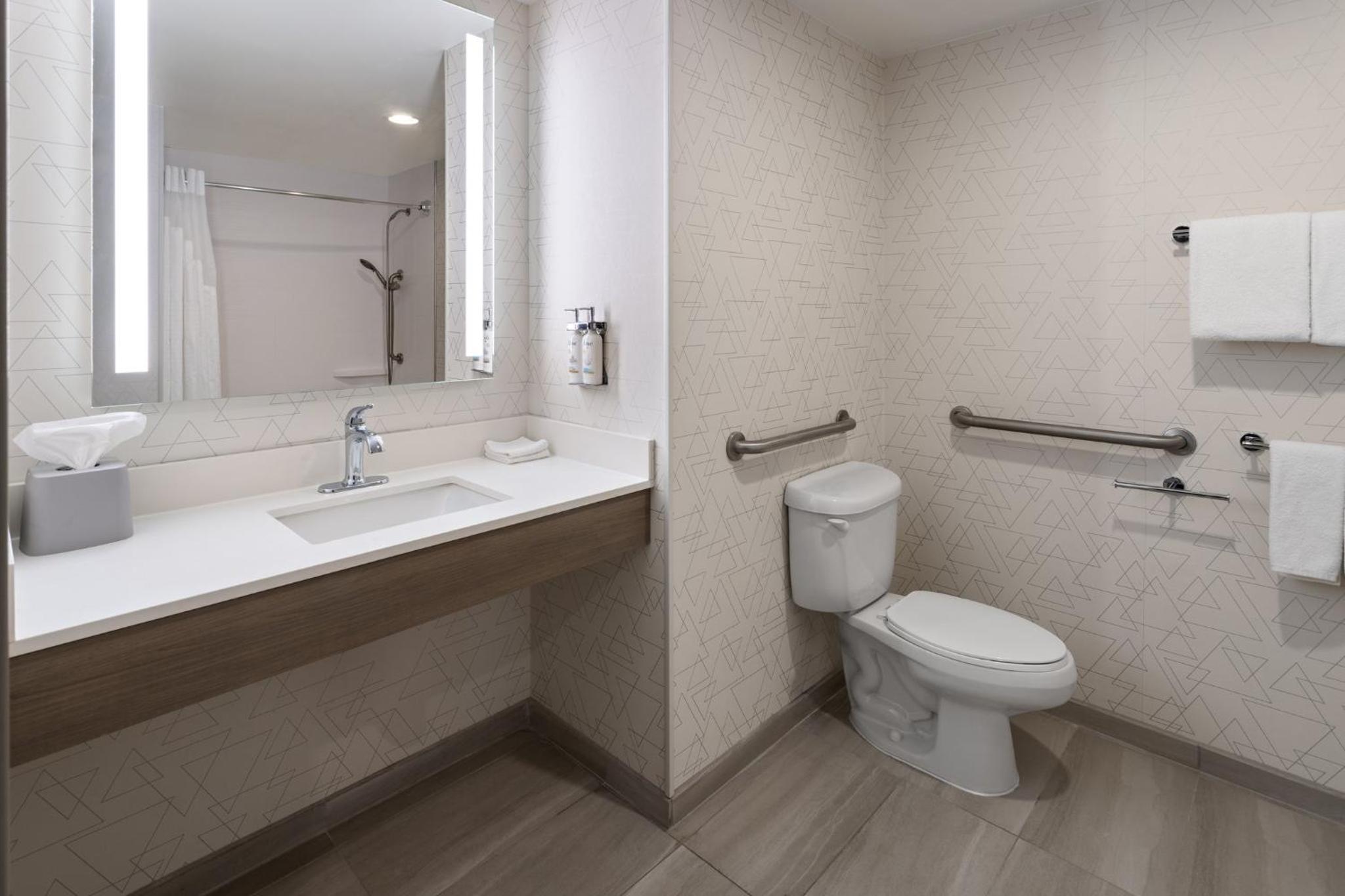 Standard Queen Room with Two Queen Beds and Mobility Accessible Tub - Photo 4