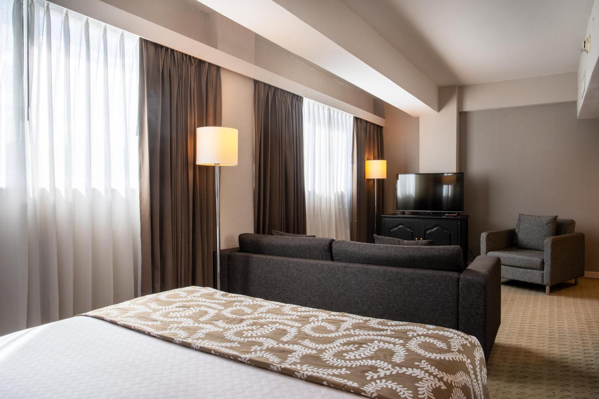 Junior Queen Suite with Lounge - Photo 1