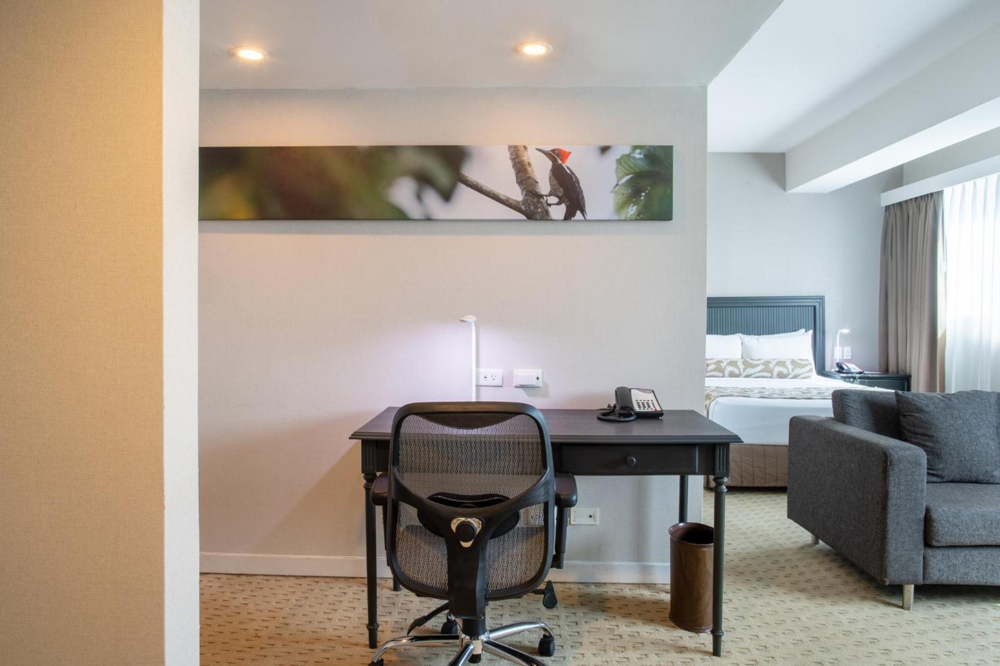 Junior Queen Suite with Lounge - Photo 2