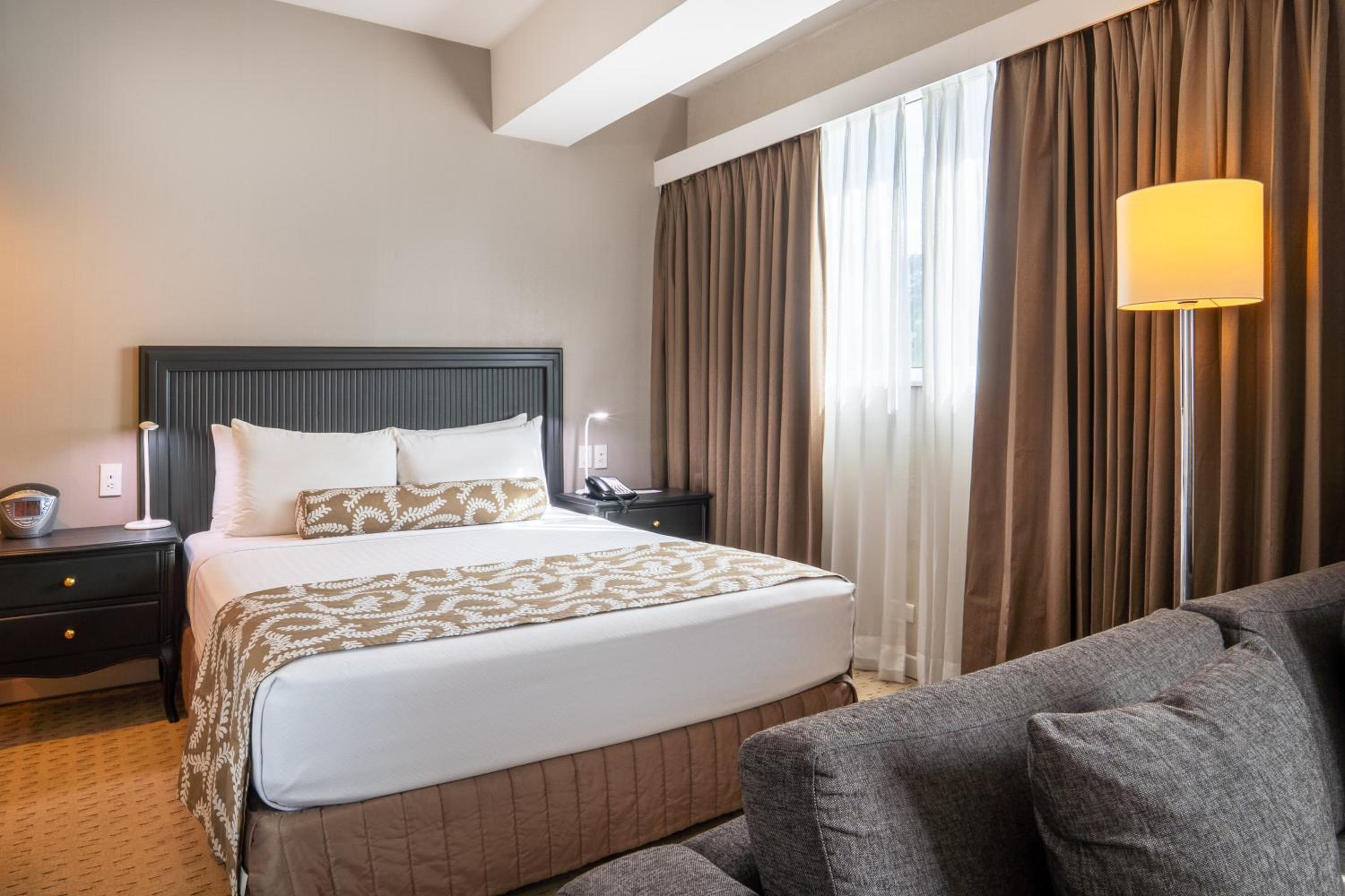 Junior Queen Suite with Lounge - Photo 4