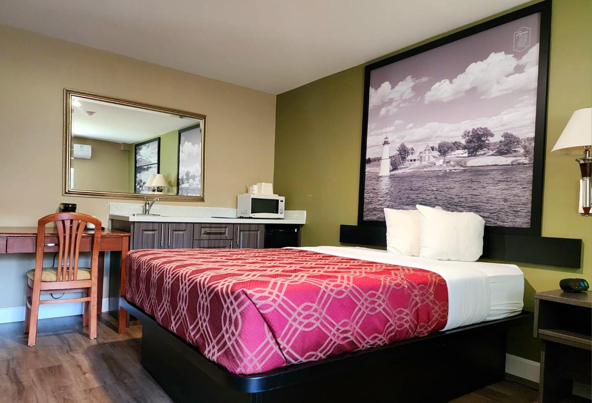Queen Room with Two Queen Beds - Non-Smoking - Photo 8