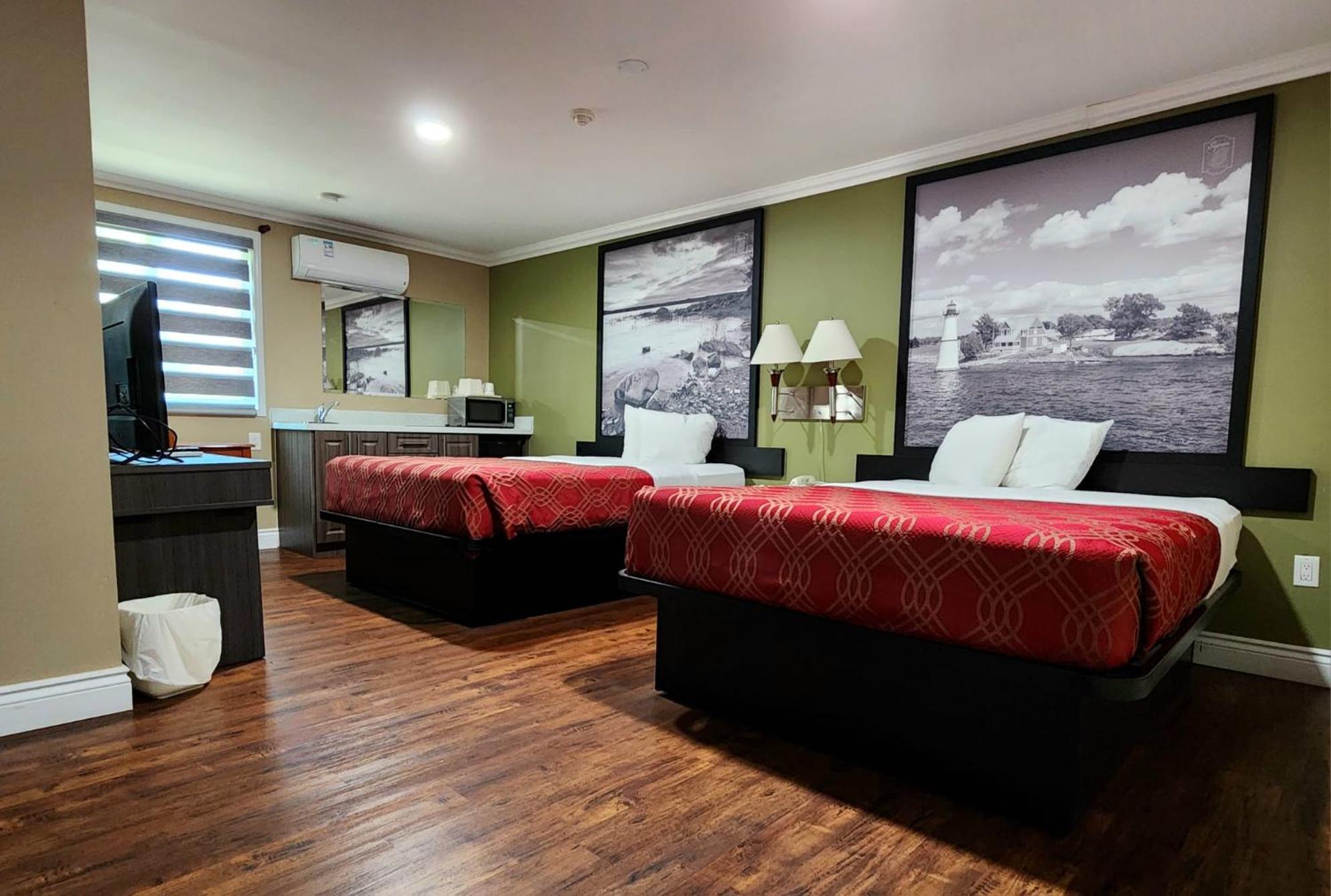 Queen Room with Two Queen Beds - Non-Smoking - Photo 5