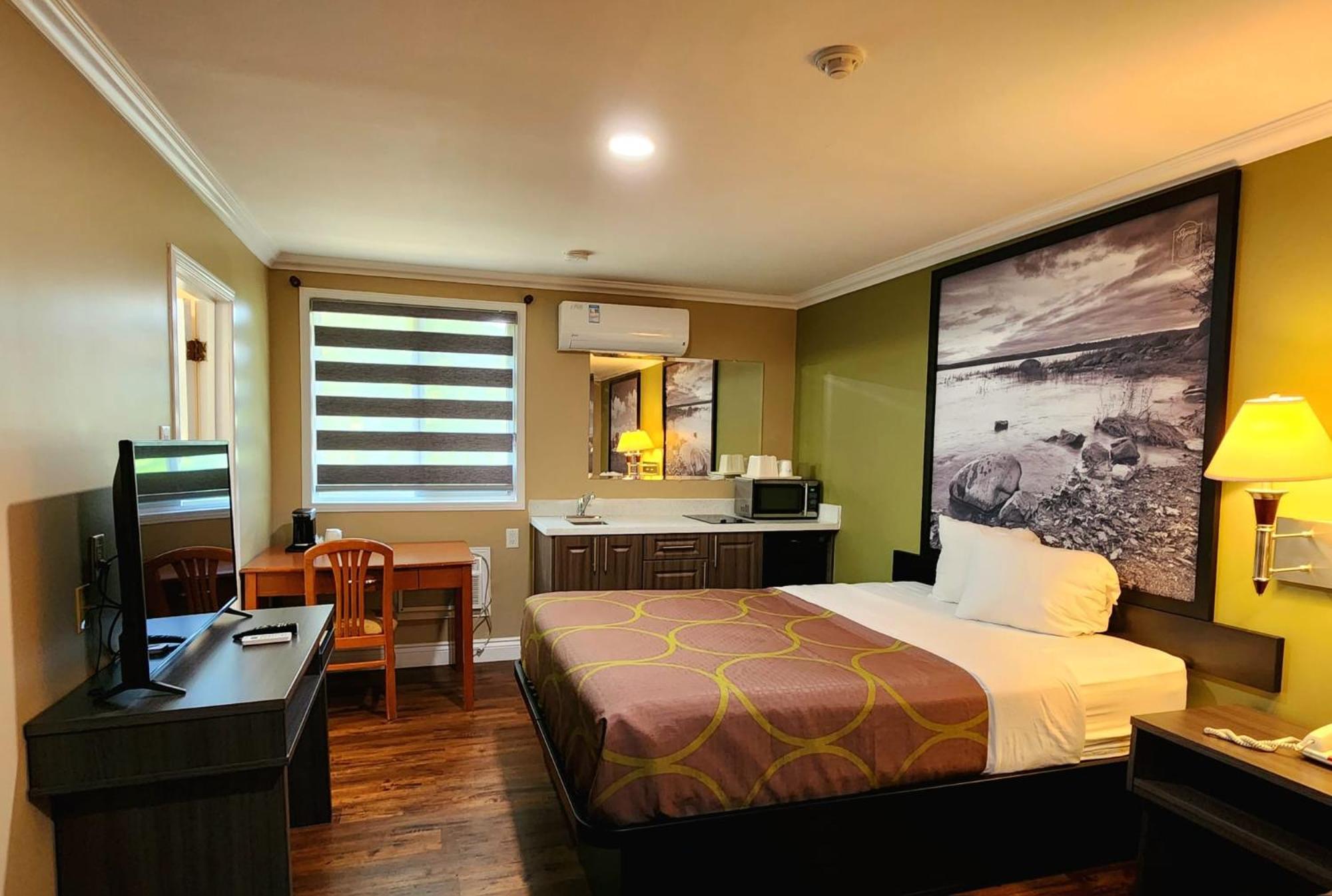 Queen Room with Two Queen Beds - Non-Smoking - Photo 3
