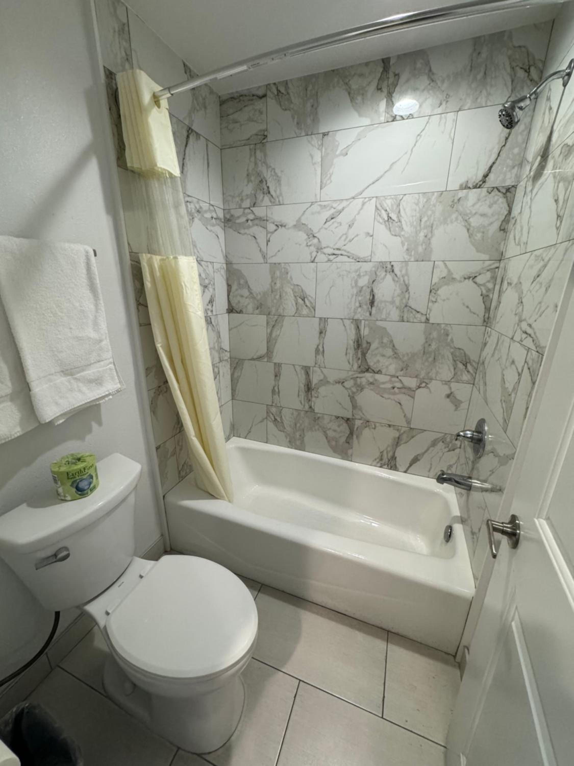 Queen Room - Photo 17