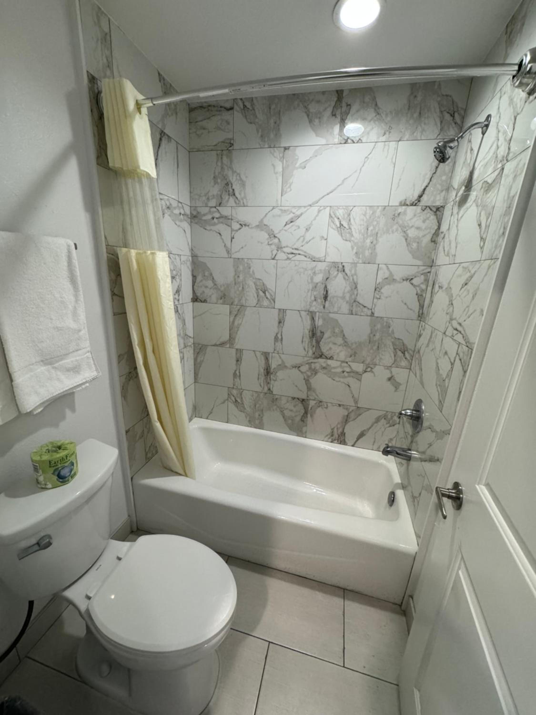 Queen Room - Photo 18