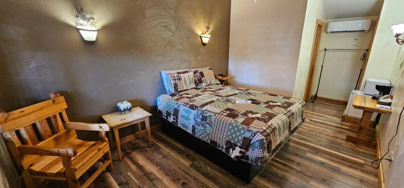 Queen Room photo 2
