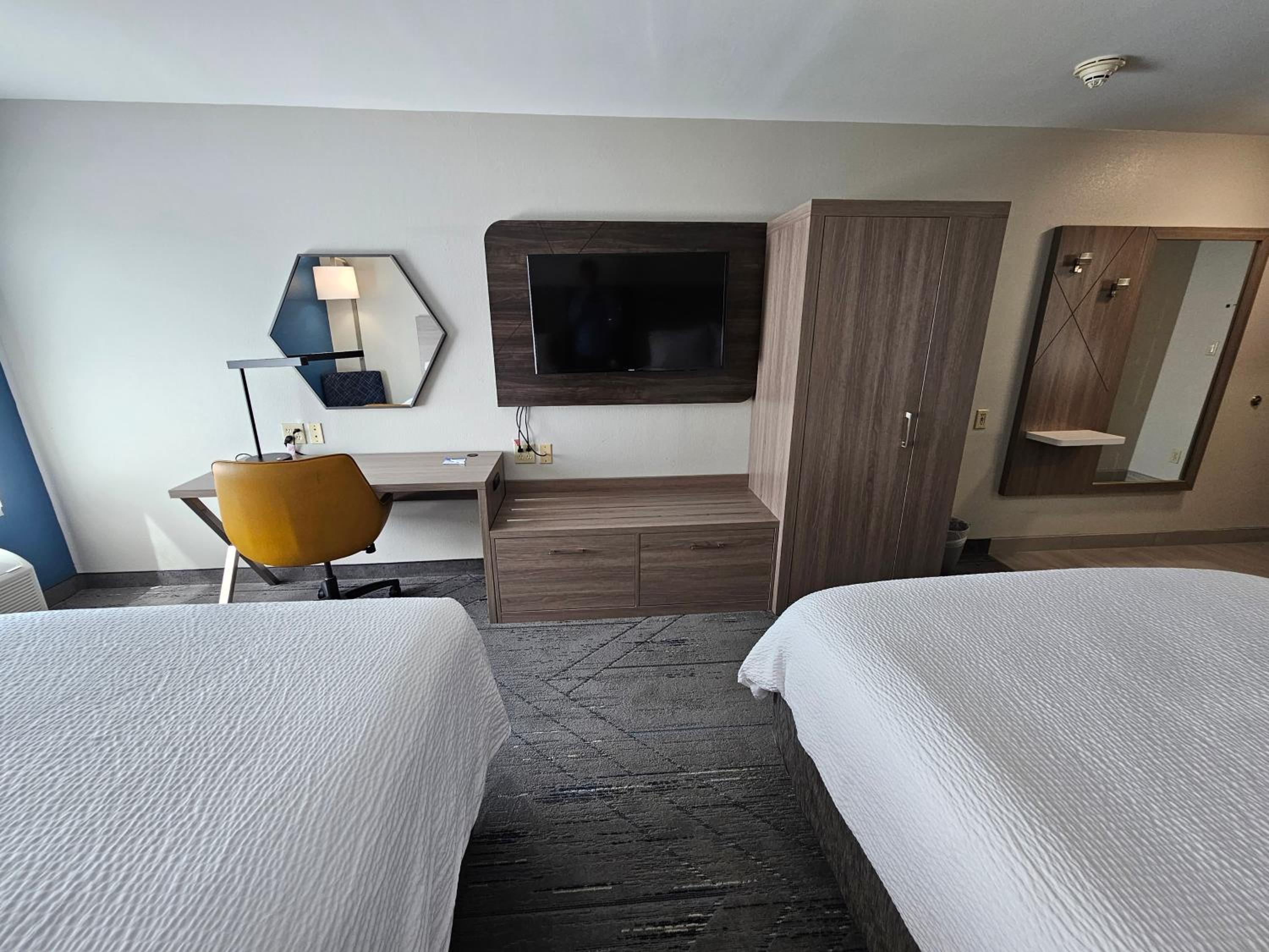 Standard Room with Two Queen Beds - Photo 5