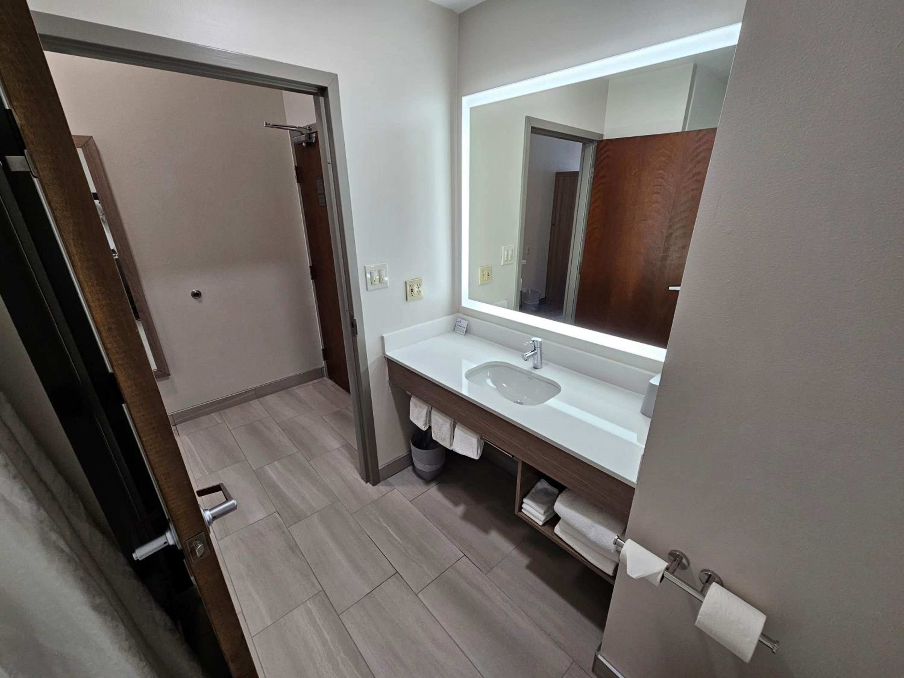 Standard Room with Two Queen Beds - Photo 8