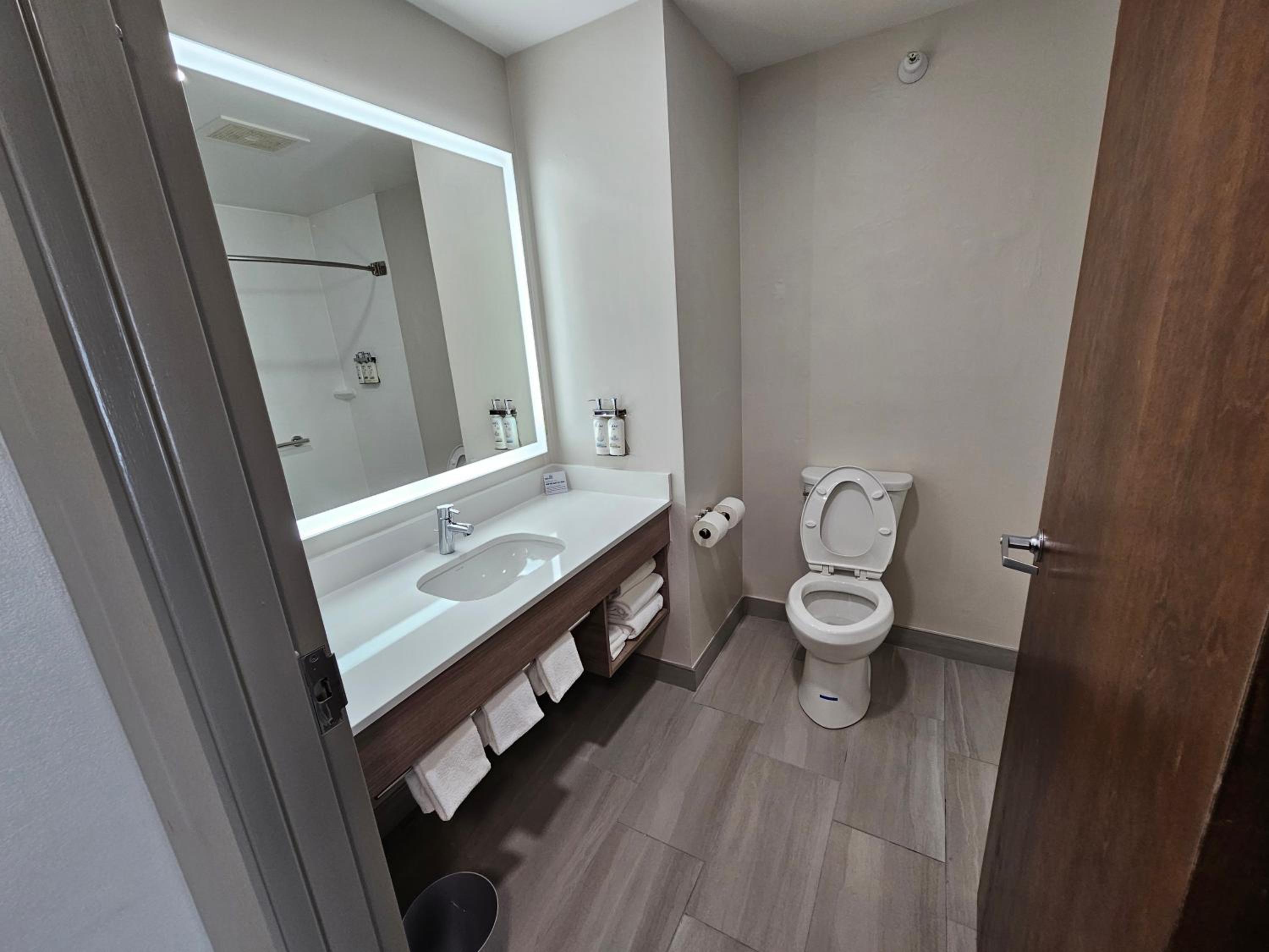Standard Room with Two Queen Beds - Photo 11