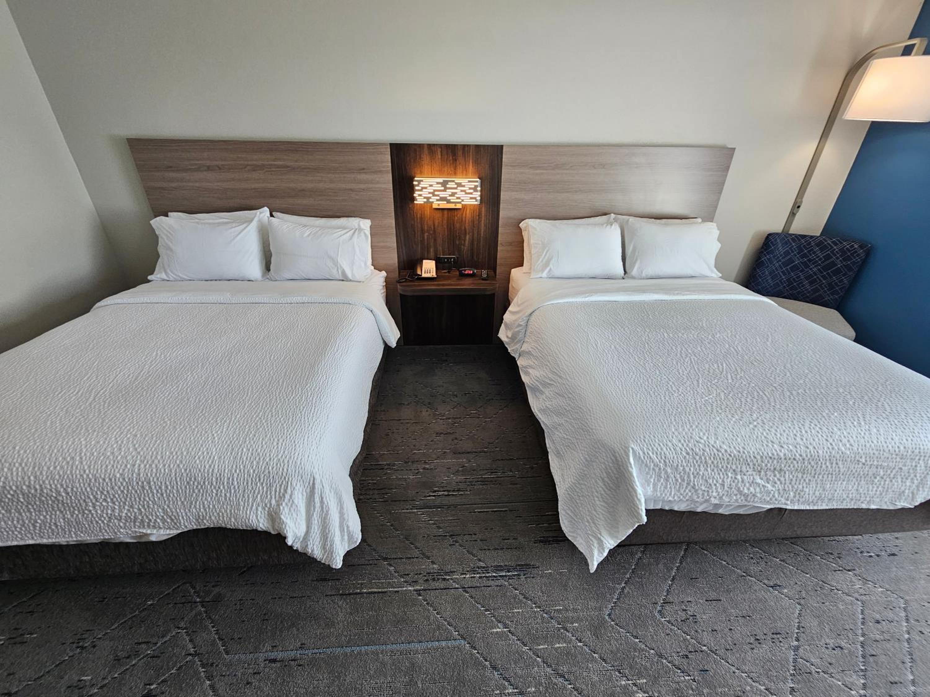 Standard Room with Two Queen Beds - Photo 2