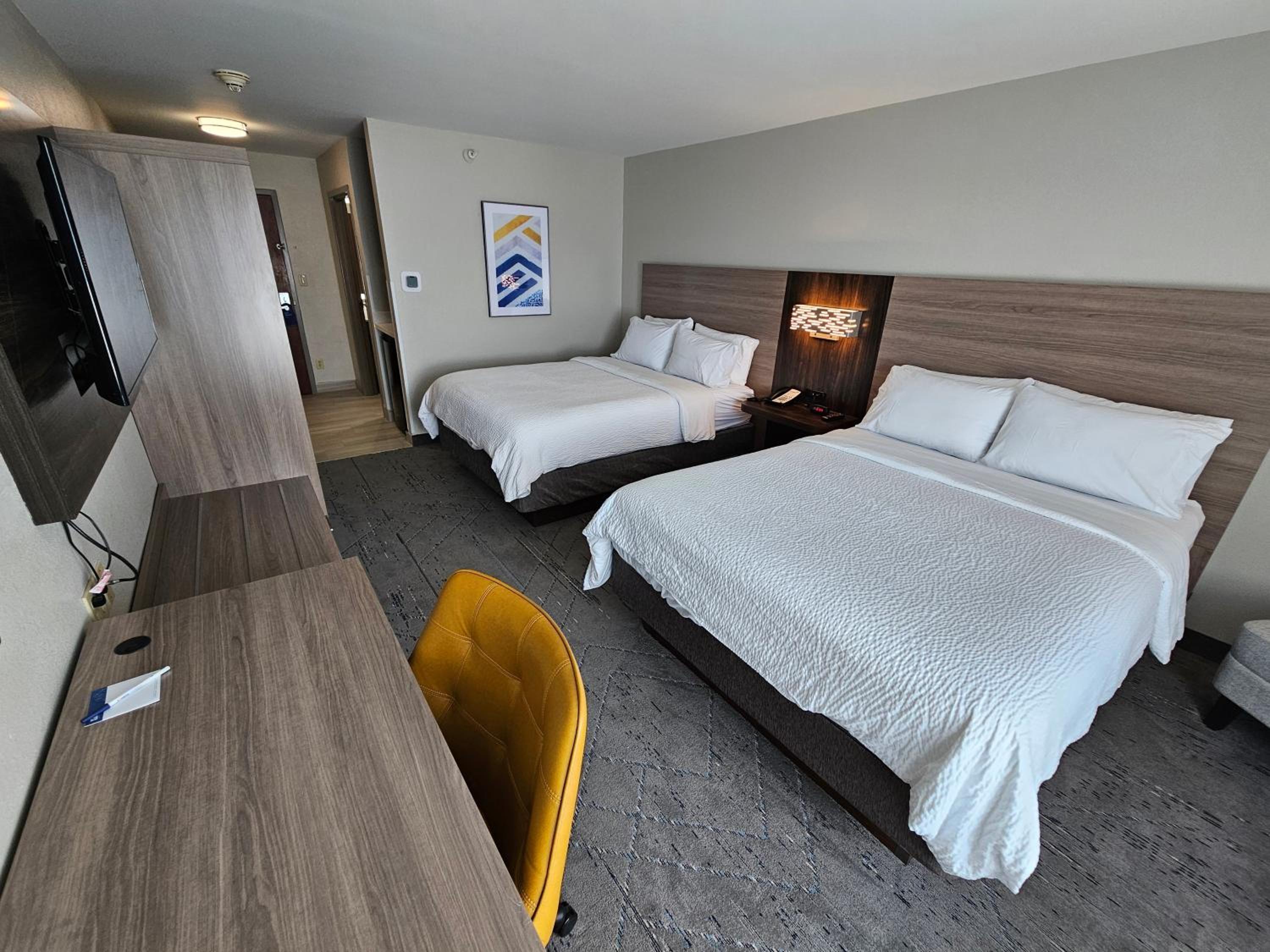 Standard Room with Two Queen Beds - Photo 3
