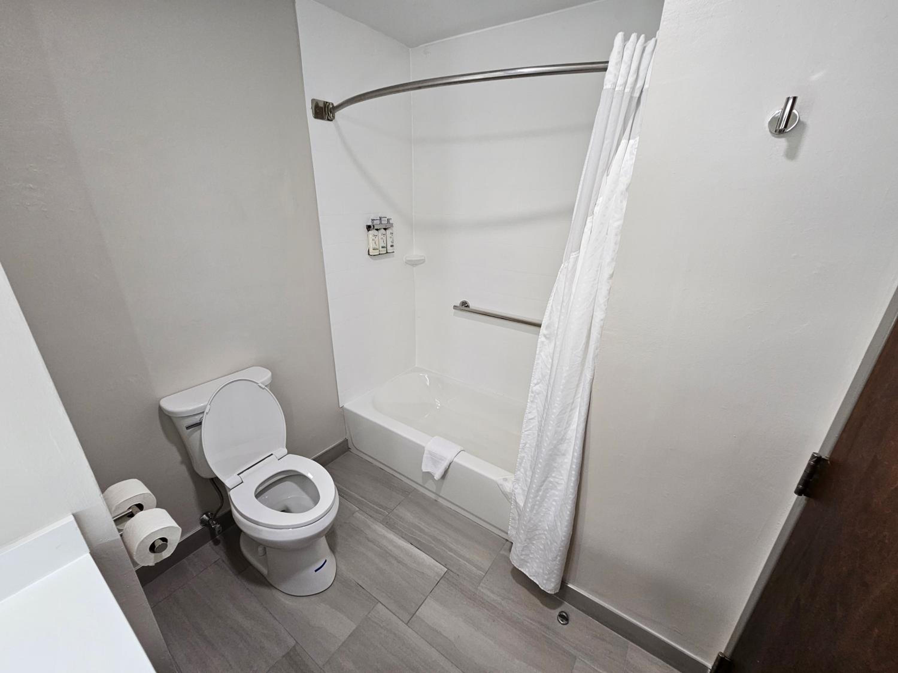 Standard Room with Two Queen Beds - Photo 10