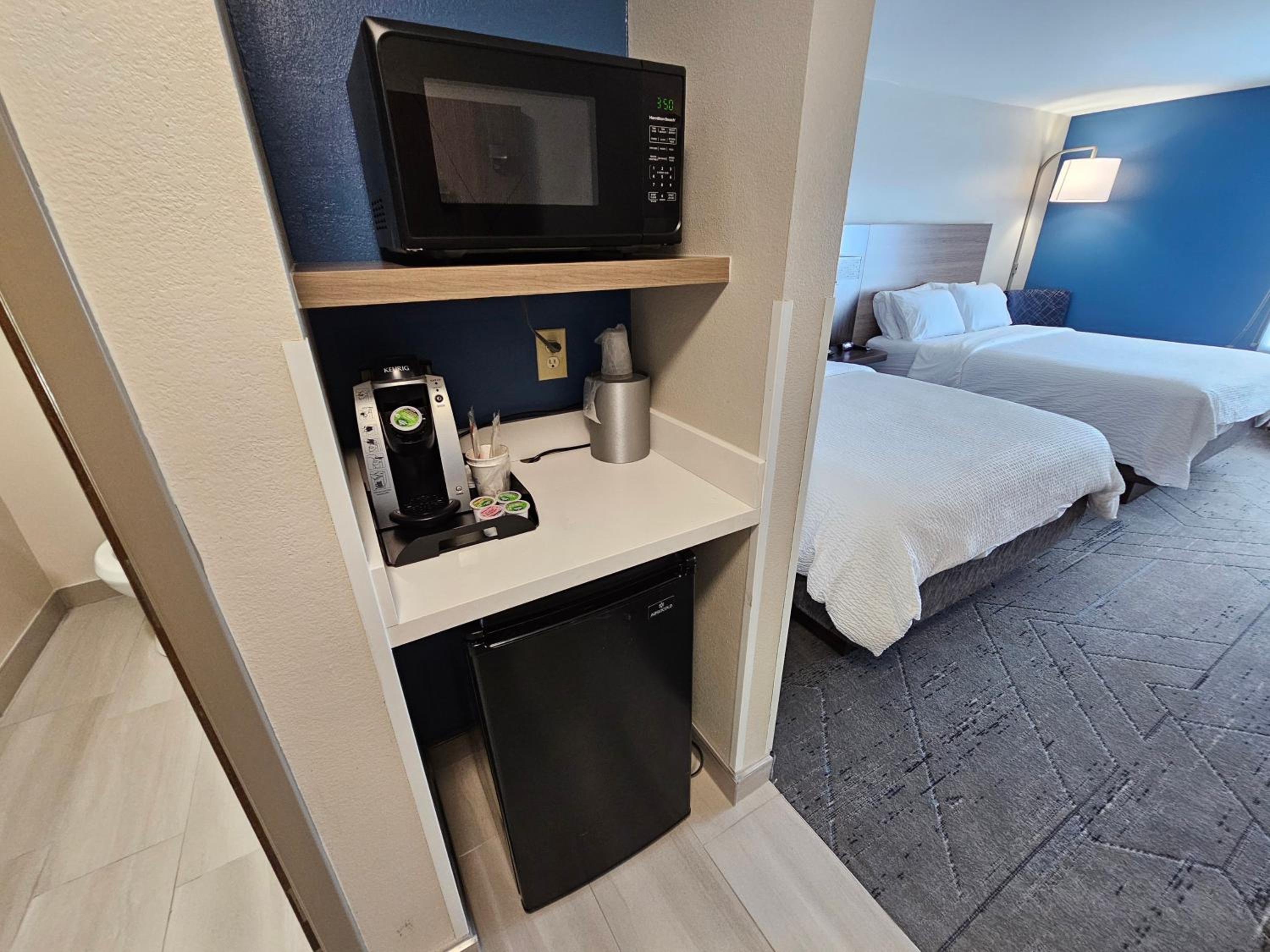 Standard Room with Two Queen Beds - Photo 7