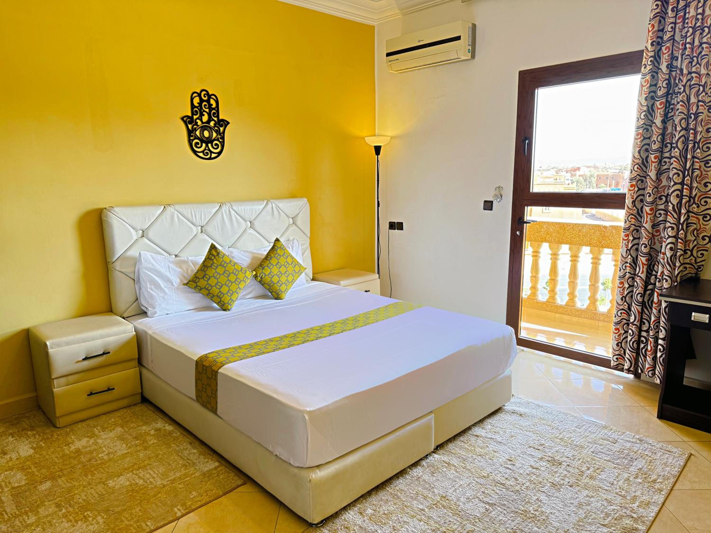 Apartment with Balcony - Photo 7