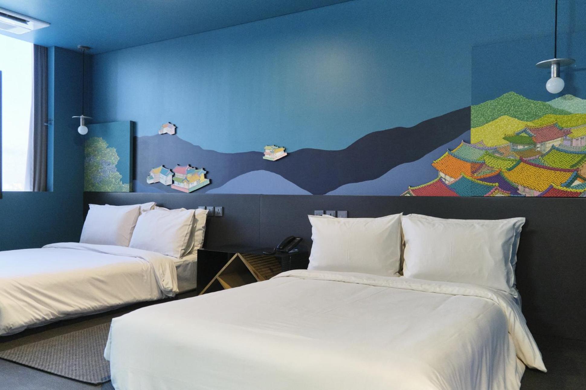 Deluxe Queen Room with Two Queen Beds photo 2